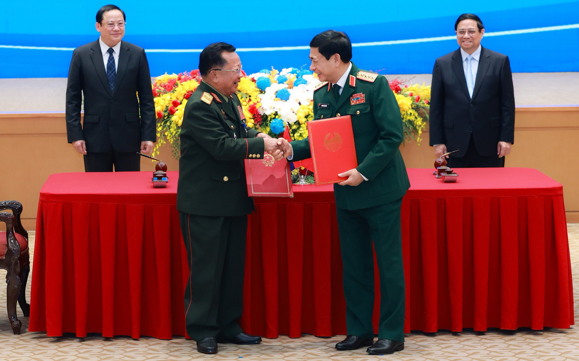 Chủ tịch nước: Việt Nam luôn sát cánh cùng Lào- Ảnh 4. Thúc đẩy làm đường cao tốc, đường sắt nối Việt Nam và Lào