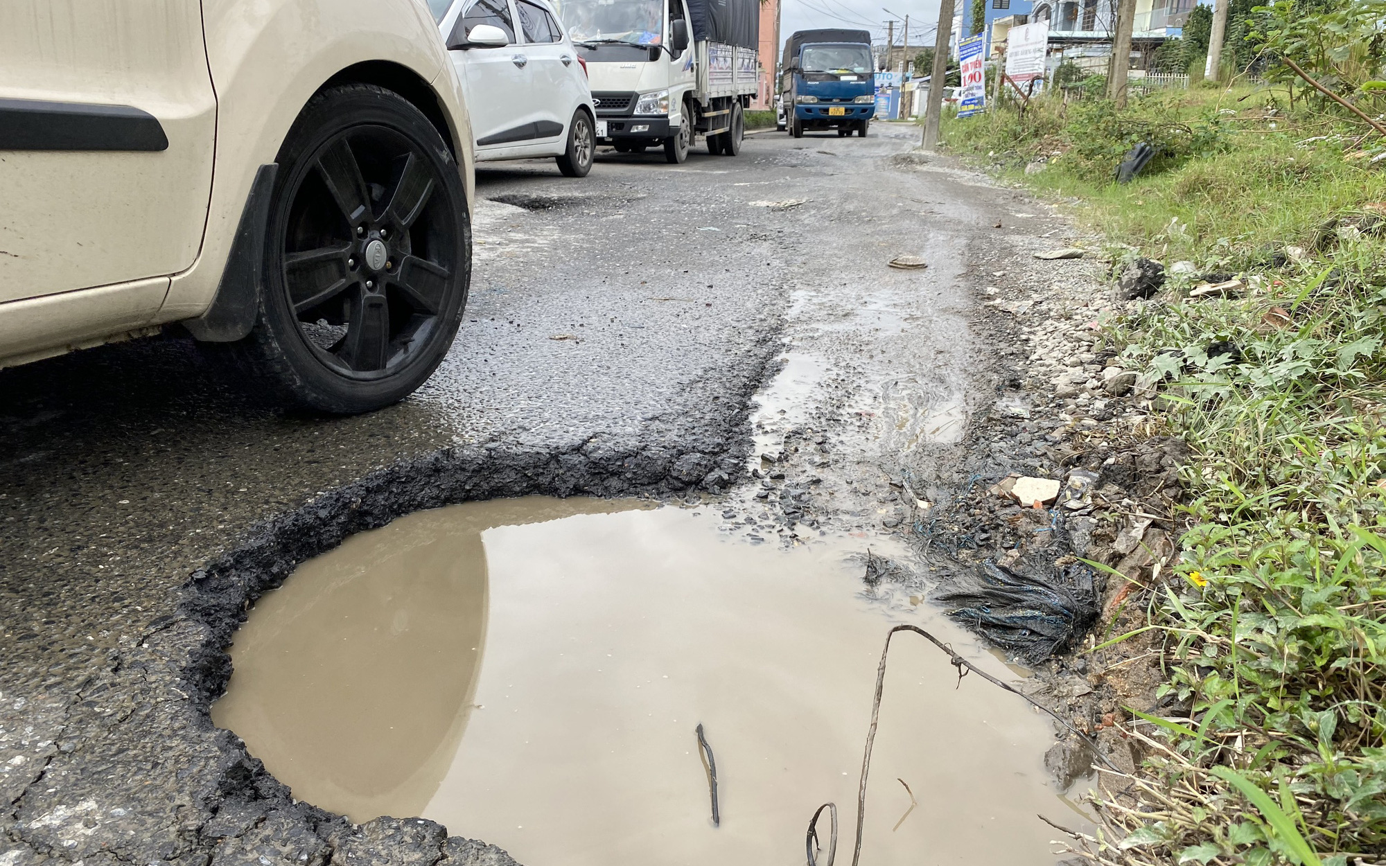 Xe cộ rủ nhau né trạm thu phí 'cày nát' đường dân sinh: Yêu cầu kiểm tra tải trọng xe- Ảnh 2. Xe tải, xe khách rủ nhau né trạm thu phí, đường dân sinh nát tan