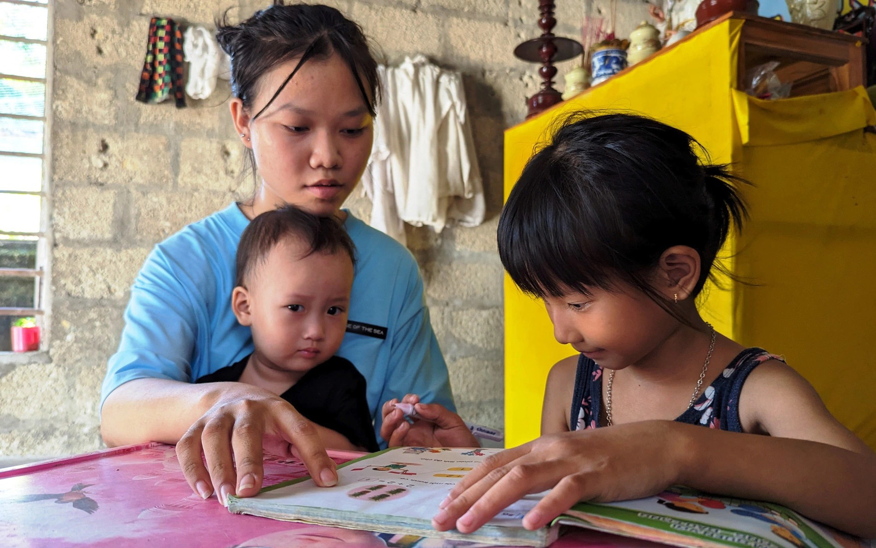 Hoa hậu Lương Thùy Linh đồng hành cùng sĩ tử mùa thi- Ảnh 2. Thêm trợ giúp hai cánh cò mồ côi của Tiếp sức đến trường