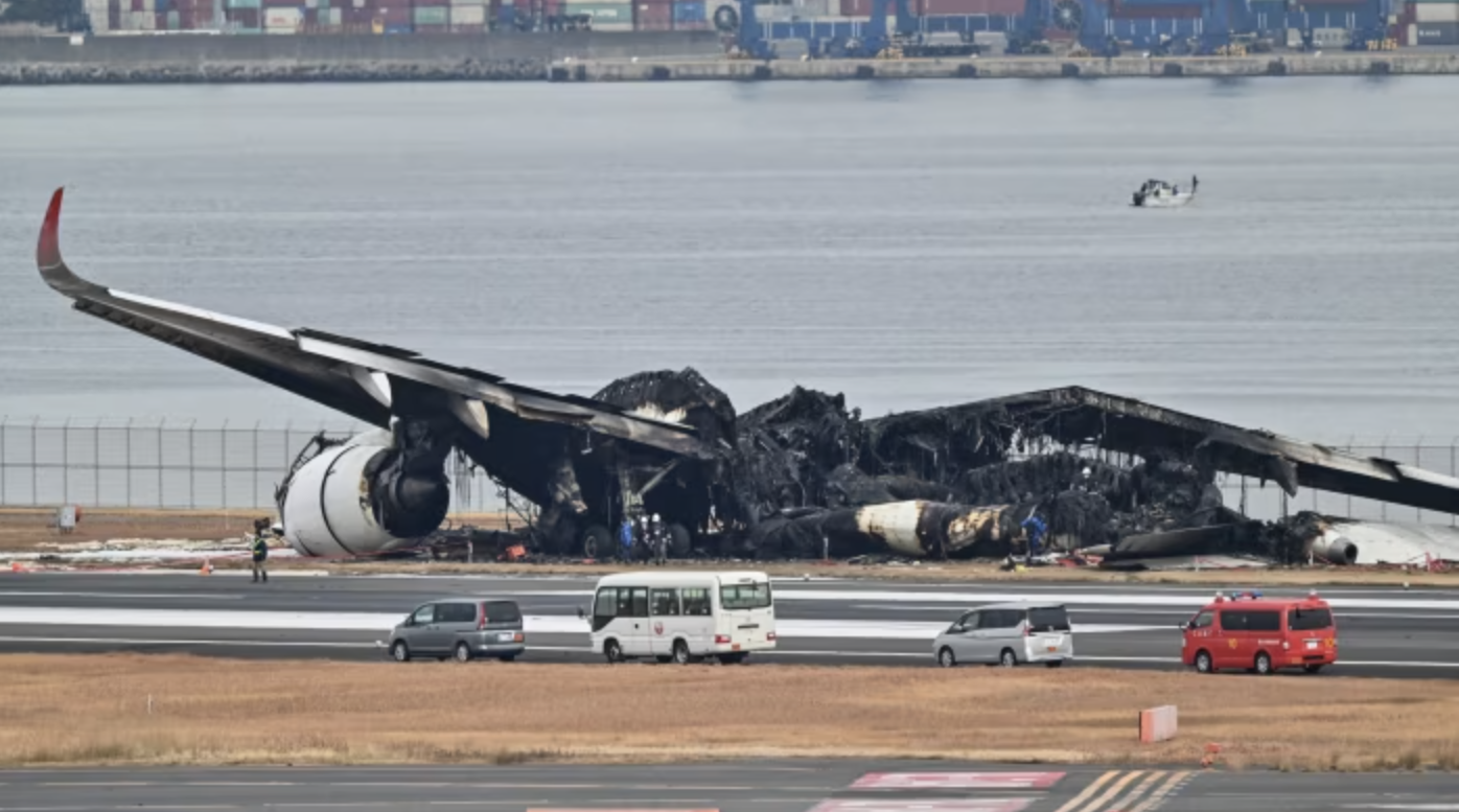 Sân bay Haneda tạm đóng cửa đường băng, tê liệt nhiều giờ liền sau vụ va chạm - Ảnh: GETTY IMAGES