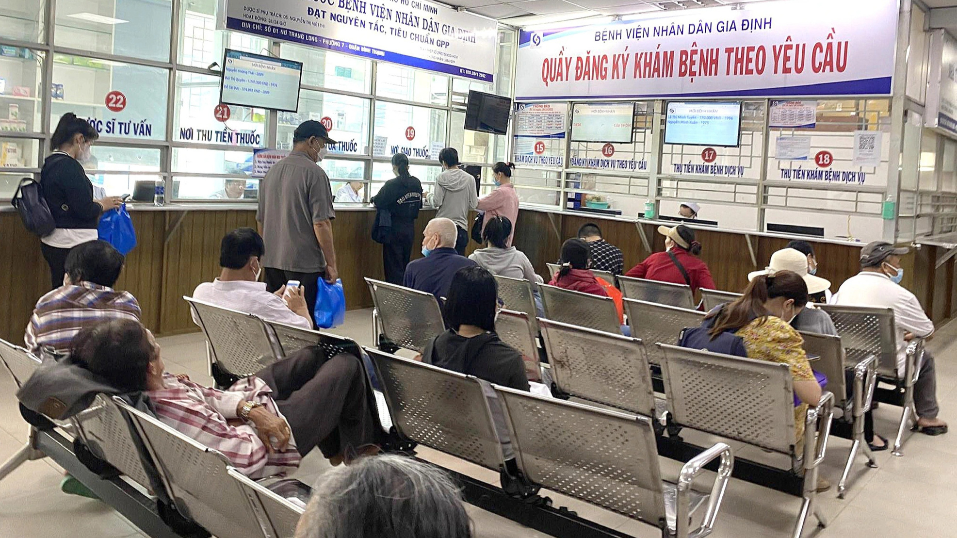 Sao thông tuyến ngoại trú tuyến tỉnh không được BHYT thanh toán?- Ảnh 1. Bệnh nhân chờ thăm khám, nhận thuốc tại Bệnh viện Nhân dân Gia Định (TP.HCM) - Ảnh: XUÂN MAI