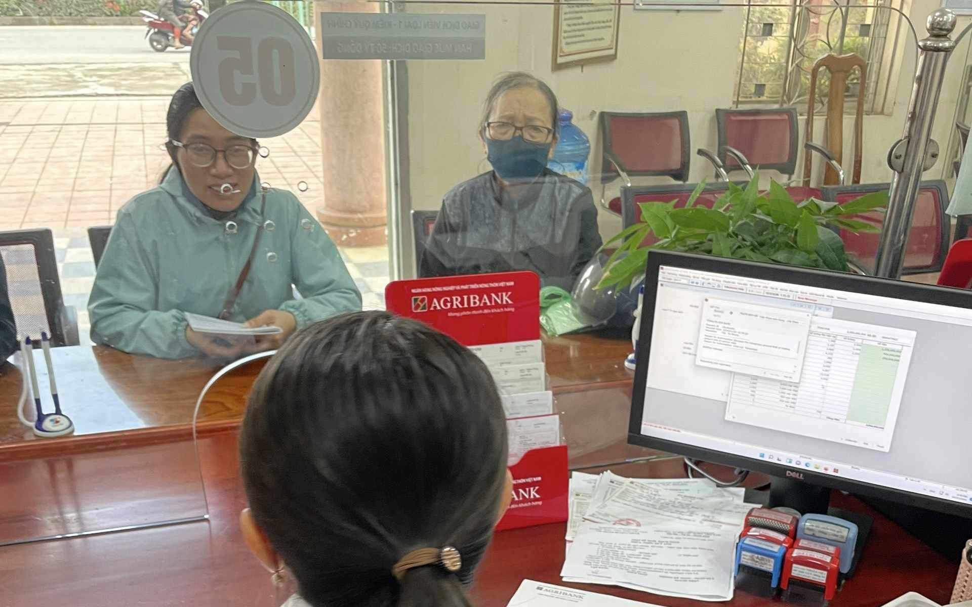 Bắt chủ tịch hội đồng quản trị, tổng giám đốc Newland Group- Ảnh 3. Nhân viên ngân hàng kịp thời ngăn chặn vụ lừa đảo hàng trăm triệu đồng