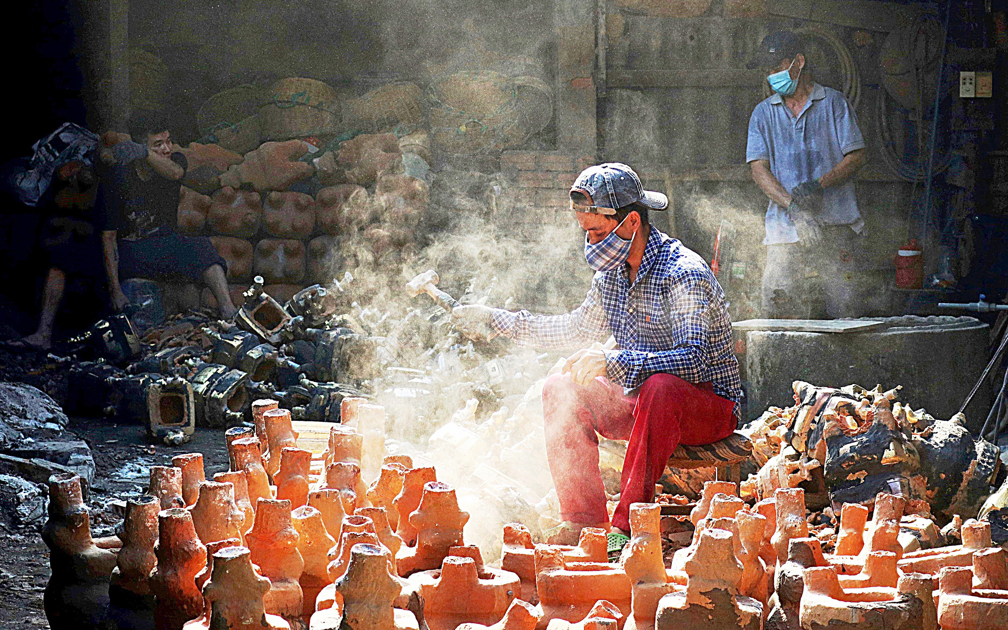 Trĩu vai quang gánh giữa ngày đông- Ảnh 4. Vực dậy nghề đúc lư đồng