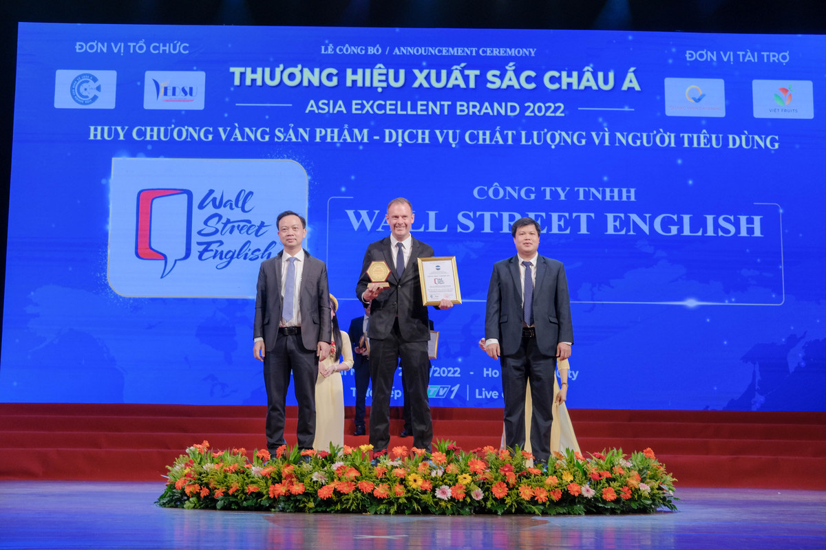 Wall Street English Việt Nam cột mốc 10 năm phát triển- Ảnh 3. Wall Street English nhận Huy chương vàng dịch vụ chất lượng vì người tiêu dùng năm 2022