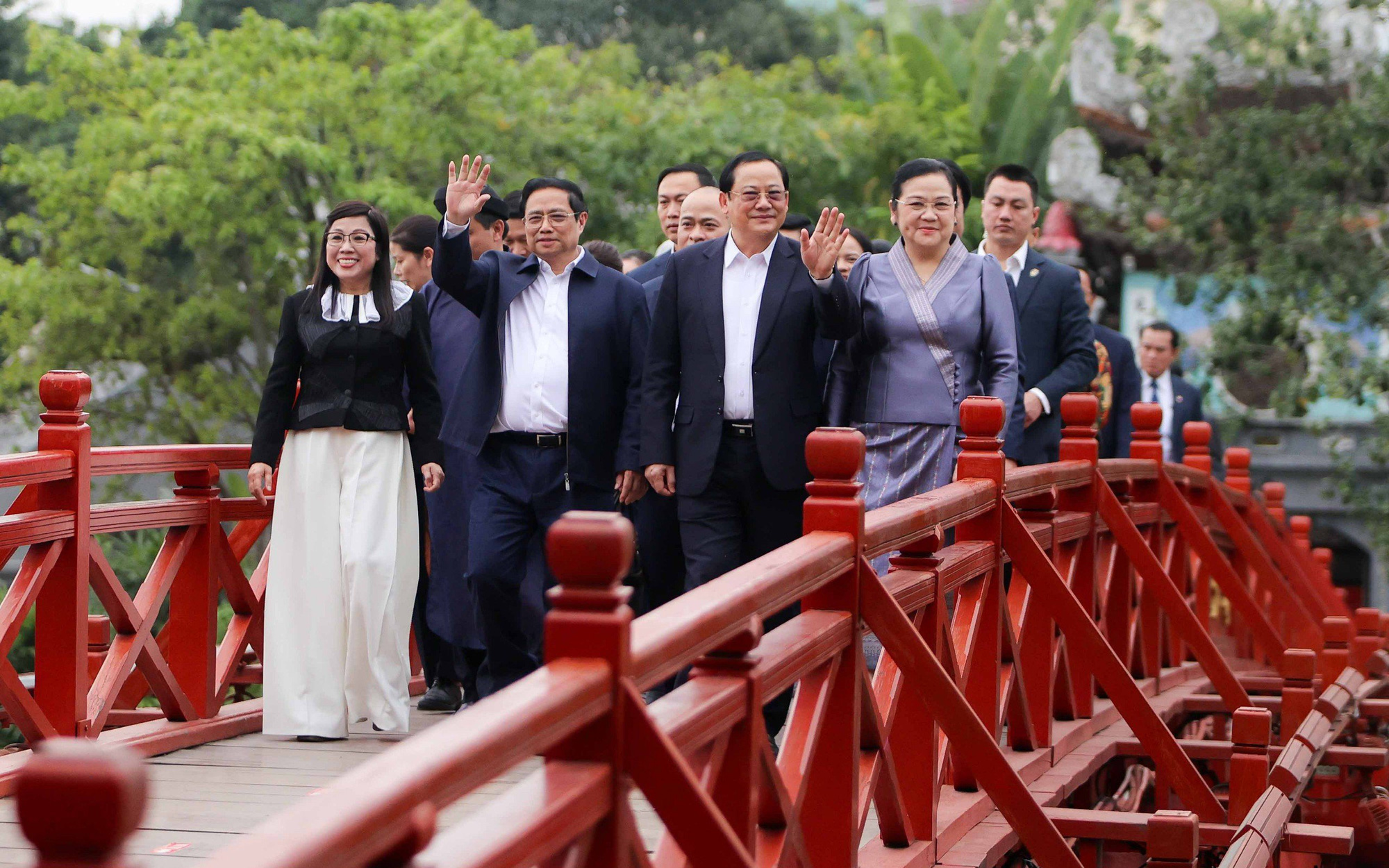 'Chiến thắng Pol Pot mở ra một kỷ nguyên hồi sinh của nhân dân Campuchia'- Ảnh 2. Thủ tướng Việt Nam và Lào cùng dạo hồ Gươm, uống cà phê với sinh viên