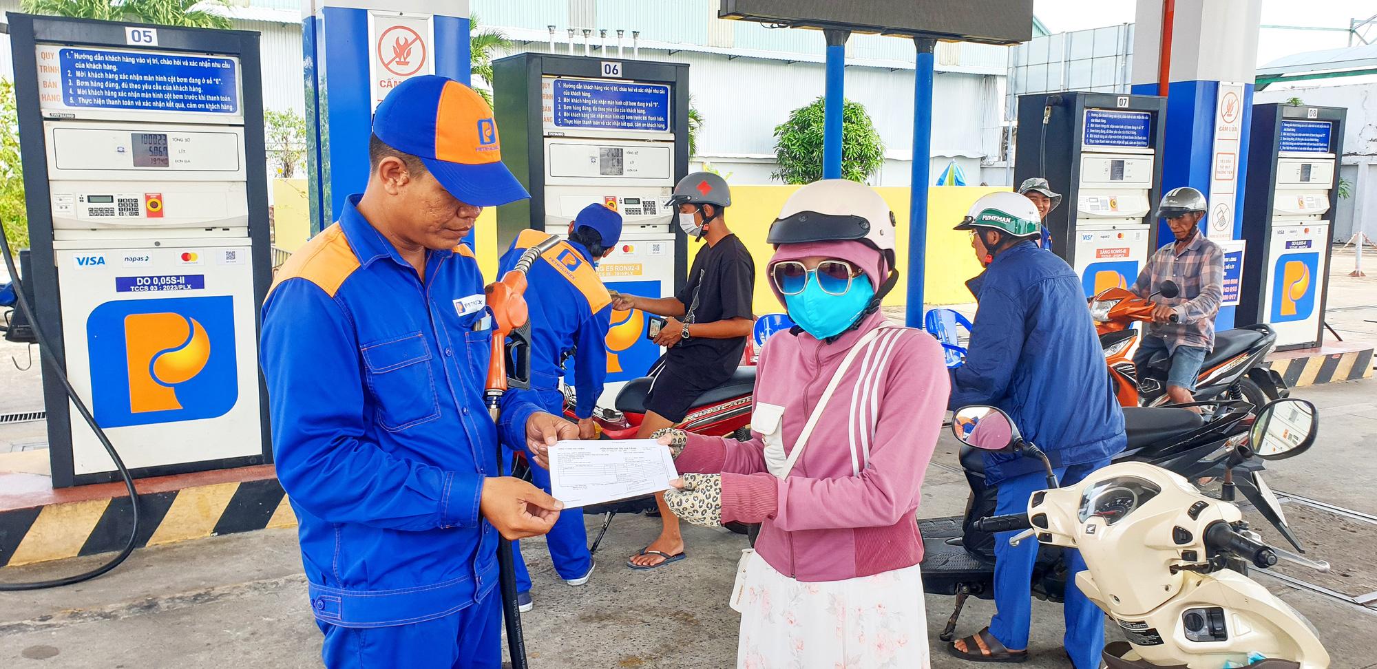 Chị Trần Thúy Diễm được xuất hóa đơn bán lẻ sau khi đổ xăng ở Cà Mau - Ảnh: THANH HUYỀN