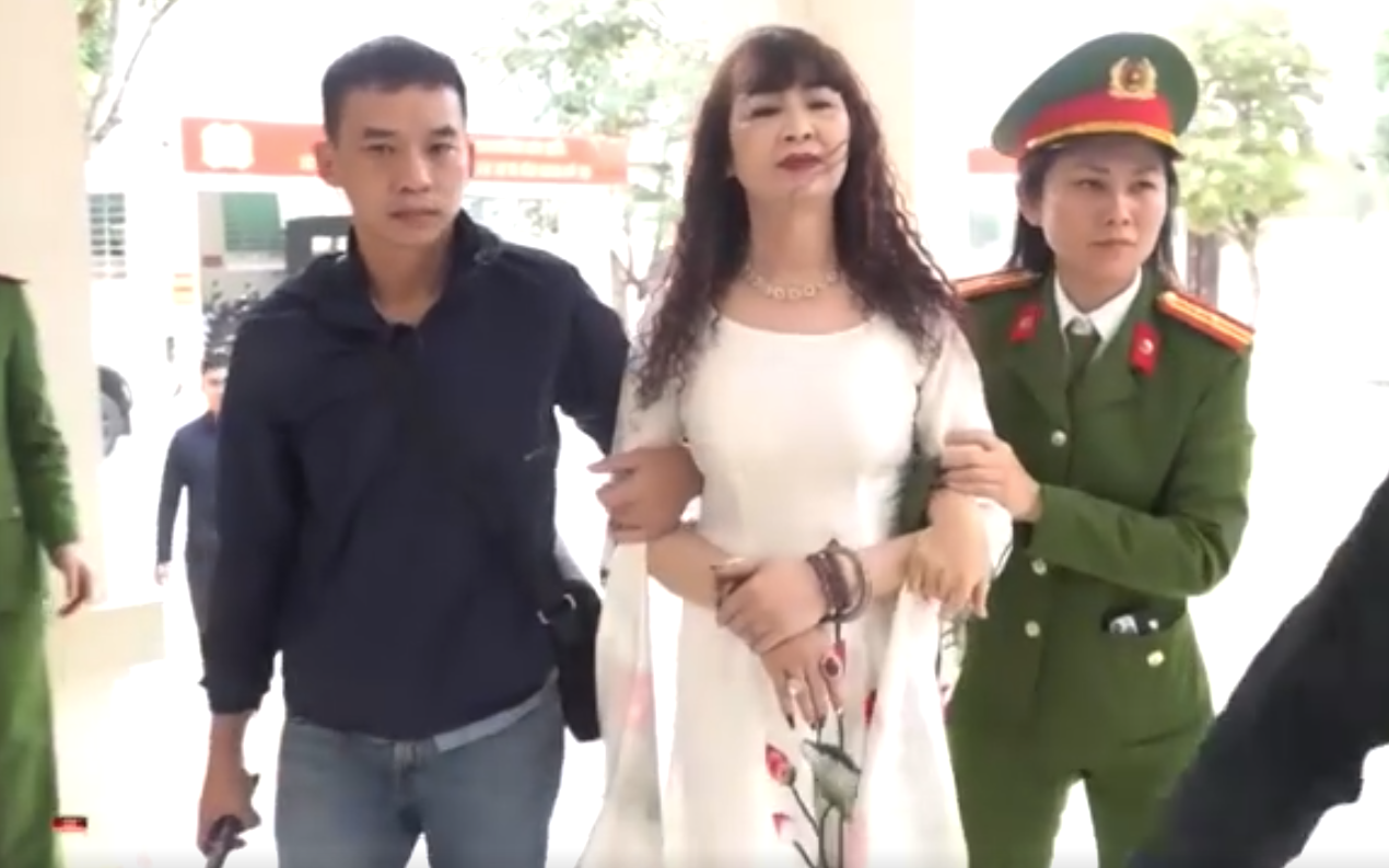 Xưng nhà báo để thu tiền bảo kê các mỏ khai thác đá trái phép- Ảnh 2. Bắt nữ giám đốc mạo danh nhà báo để bảo kê dàn xe tải