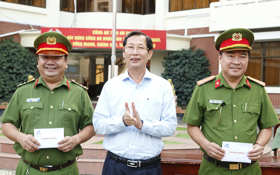 Khởi tố 8 bị can trong vụ chém chết thiếu niên ở An Giang- Ảnh 6. Phá án vụ chém chết người bằng 21 nhát dao: Thưởng nóng cho 2 tập thể