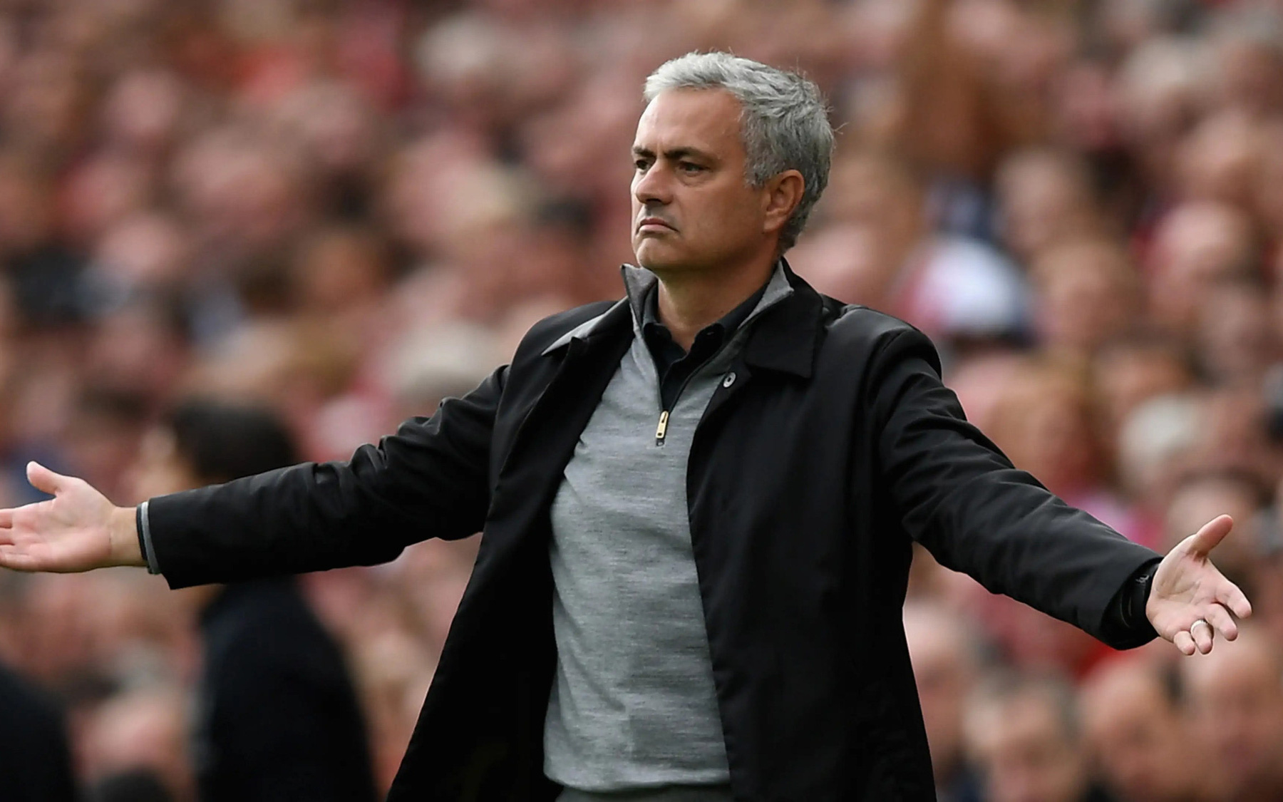 Trong 4 ngày, HLV Mourinho nhận 2 thẻ đỏ- Ảnh 3. Nhận thẻ đỏ vì phản ứng trọng tài, HLV Mourinho bỏ luôn họp báo sau trận