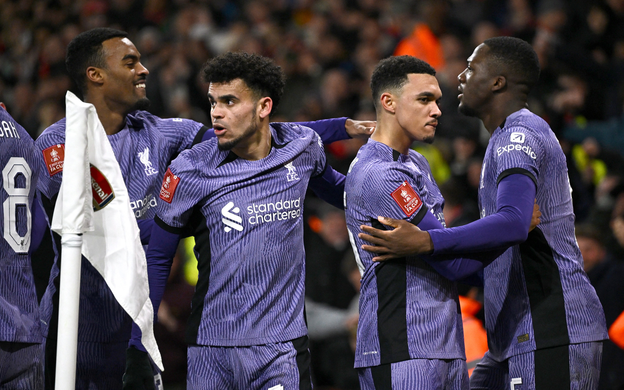 Lịch trực tiếp bóng đá châu Âu hôm nay: Arsenal, Roma thi đấu- Ảnh 2. Tin tức thể thao sáng 8-1: Liverpool loại Arsenal khỏi Cúp FA