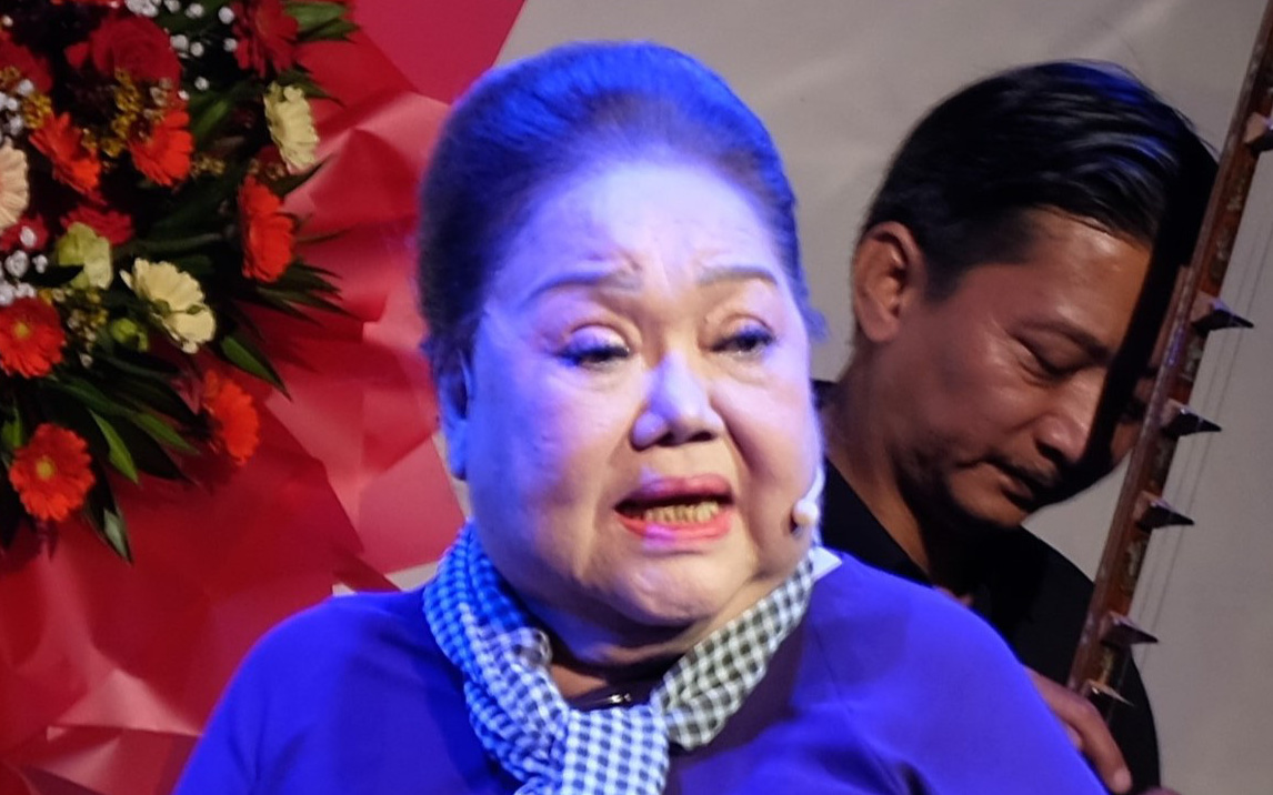 Huỳnh Lập lì xì cho công nhân vệ sinh, Ngọc Huyền mặc áo dài rồng chúc mừng năm mới- Ảnh 2. Ngọc Giàu bảo Ngọc Huyền con ơi cho má hát được không?