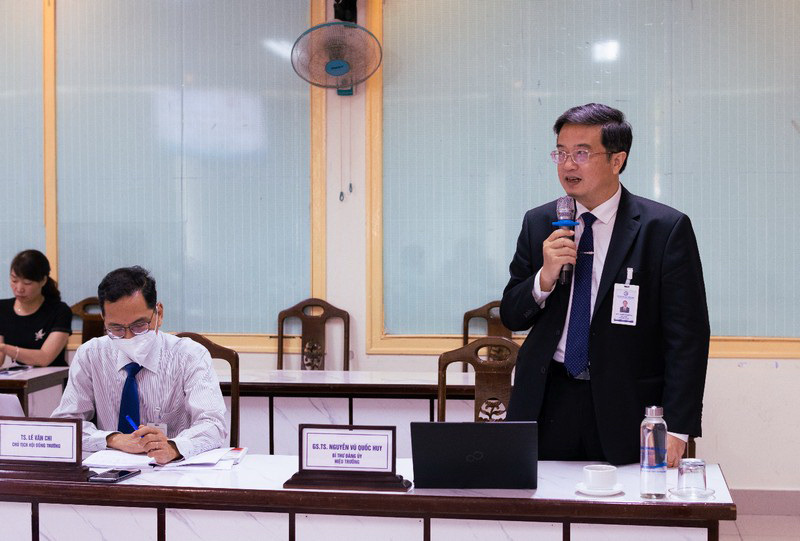 Người thầy Việt được Pháp phong tước hiệp sĩ: Ghi nhận cống hiến của cả cộng đồng- Ảnh 1. Giáo sư Nguyễn Vũ Quốc Huy trong một cuộc họp ở Trường ĐH Y Dược Huế - Ảnh: NVCC