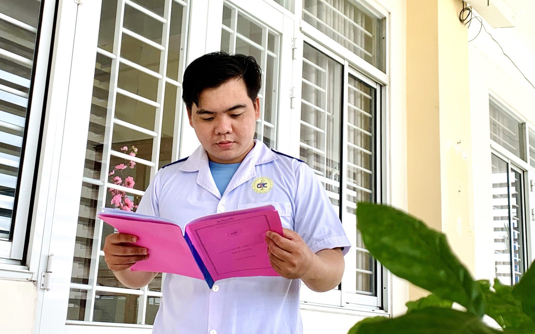 Nâng bước đến trường cho các y, bác sĩ tương lai của miền Tây- Ảnh 5. Chàng y sĩ bữa đói bữa no, nhín tiền đi học