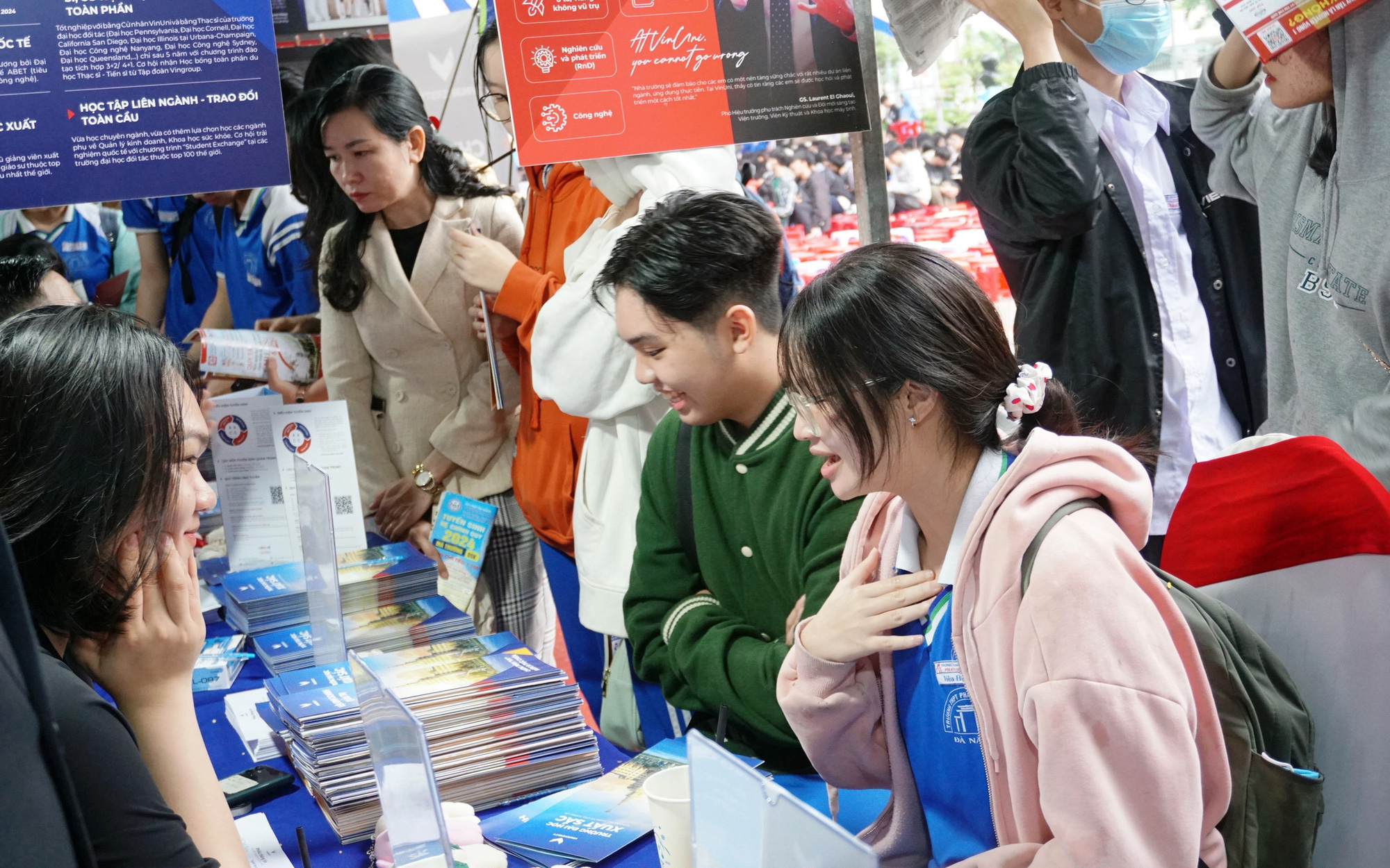 Tư vấn tuyển sinh 2024: Không có ngành "hot", chỉ có người "hot"