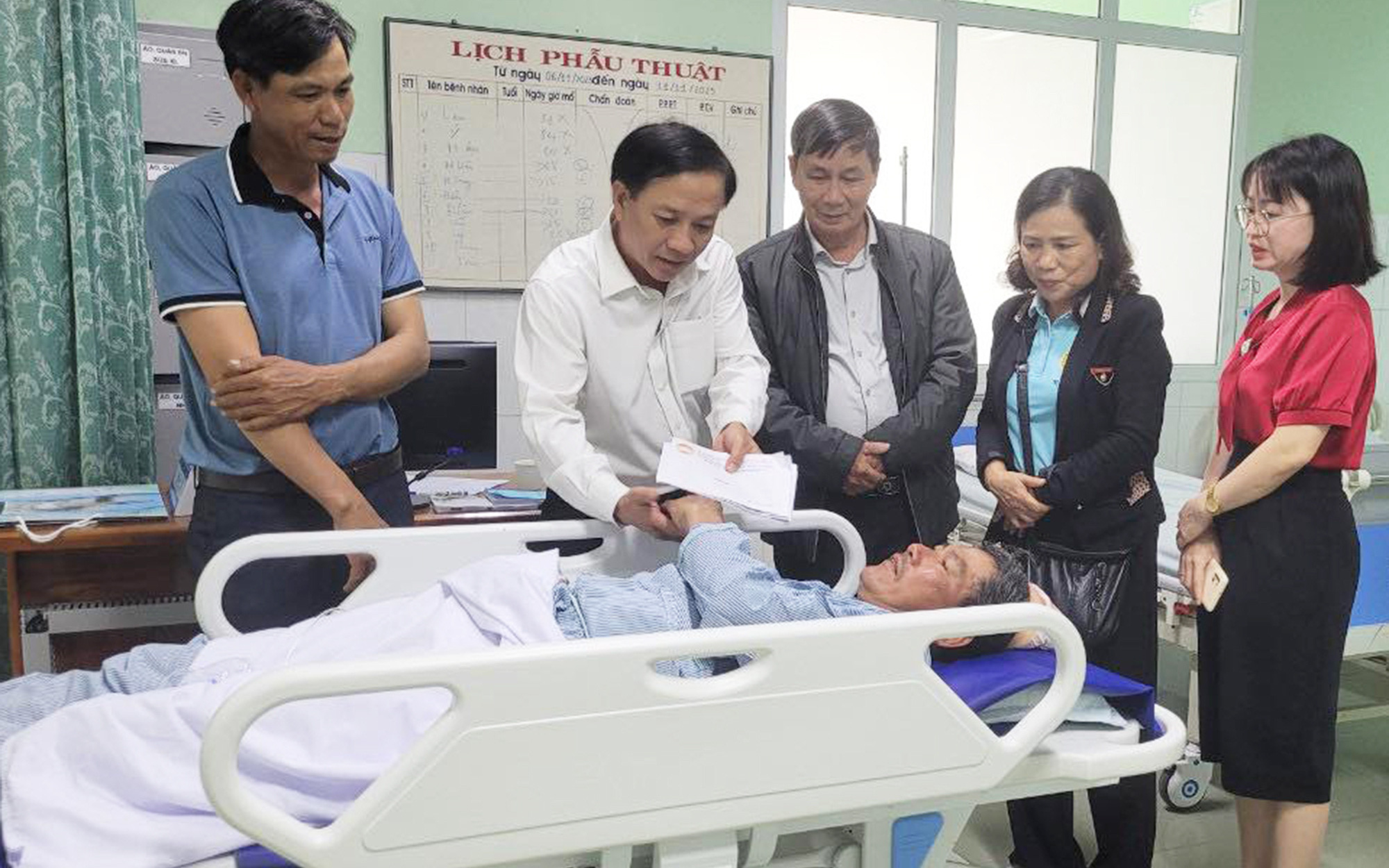 Máy bay rơi làm người dân bị thương, nhà hư hỏng, đền bù thế nào?- Ảnh 5. Cấp cứu người dân bị chấn thương vùng đầu vụ rơi máy bay Su-22 ở Quảng Nam