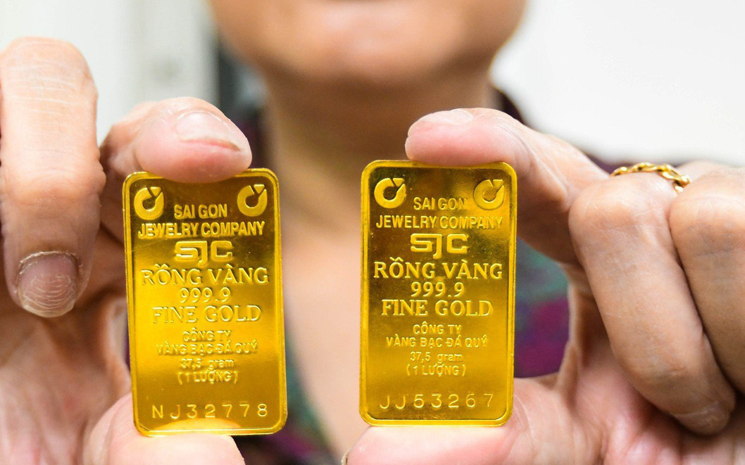 Giá vàng nhẫn 9999 bùng nổ trong hai ngày qua, tại sao?- Ảnh 3. Giá vàng thế giới lao dốc, trong nước bất động