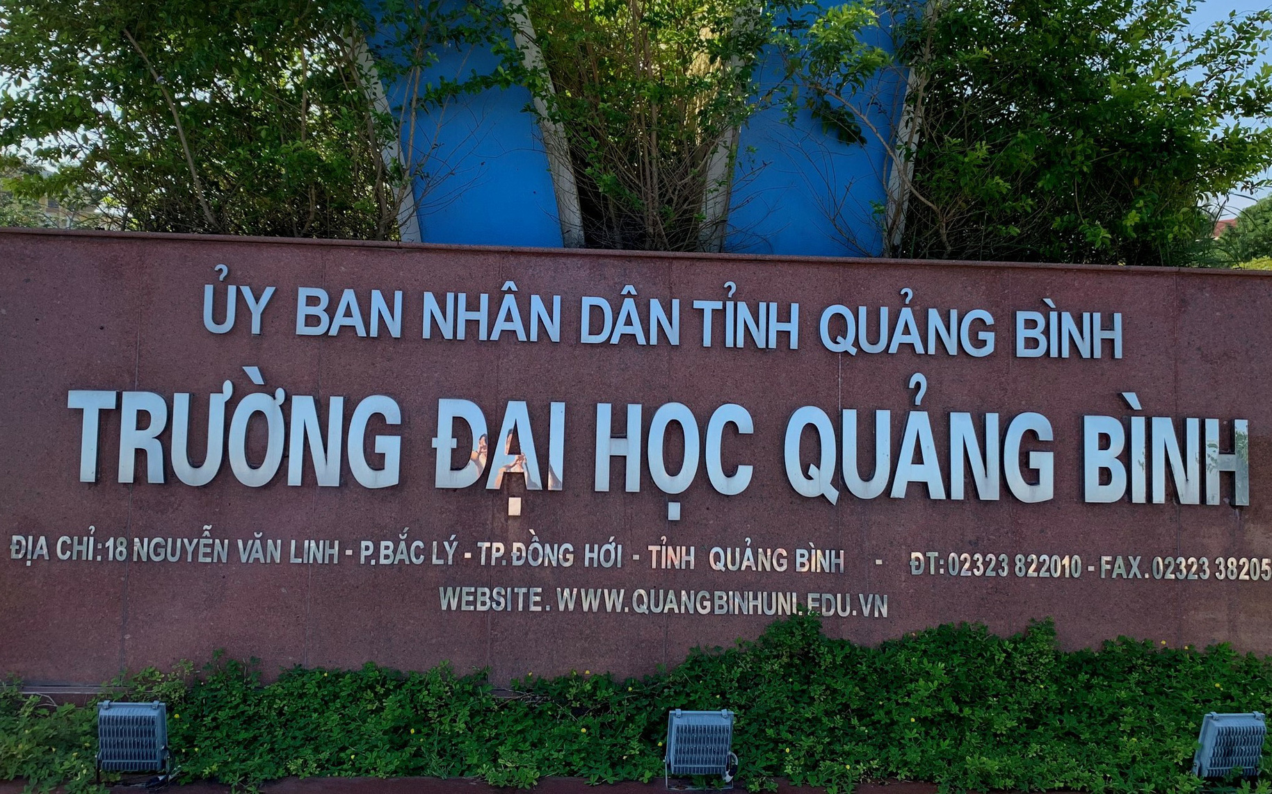 Tỉnh ủy Quảng Bình: Hỗ trợ giải quyết khó khăn cho Đại học Quảng Bình trong vụ nợ lương 8 tháng- Ảnh 3. Hàng trăm giảng viên bị nợ lương 8 tháng, gần Tết bị báo nợ thêm 3 tháng