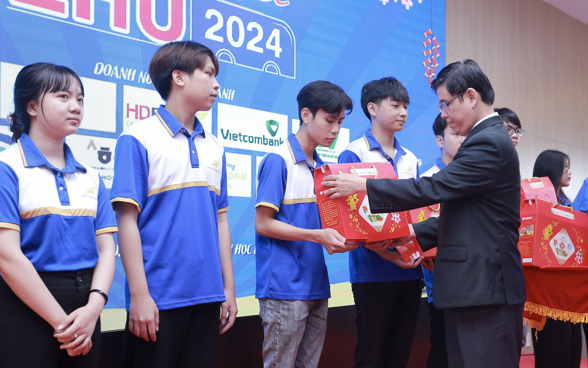 Sinh viên, công nhân khó khăn đã nhận những tấm vé miễn phí đầu tiên về quê ăn Tết- Ảnh 3. Nhiều chuyến xe 0 đồng đưa sinh viên về quê ăn Tết