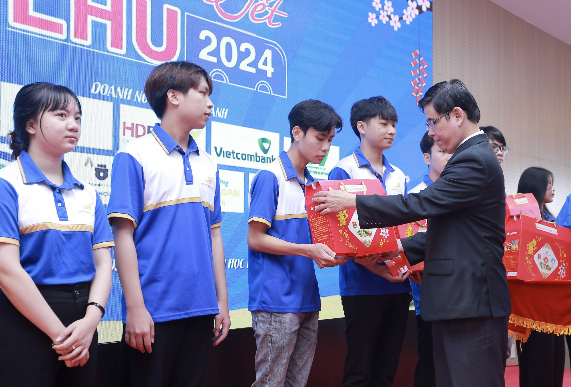 Nhiều chuyến xe 0 đồng đưa sinh viên về quê ăn Tết- Ảnh 1. Ông Lâm Thành Hiển, hiệu trưởng Trường đại học Lạc Hồng, trao quà Tết cho sinh viên tham gia Chuyến xe về Tết 2024 - Ảnh: Q.V.