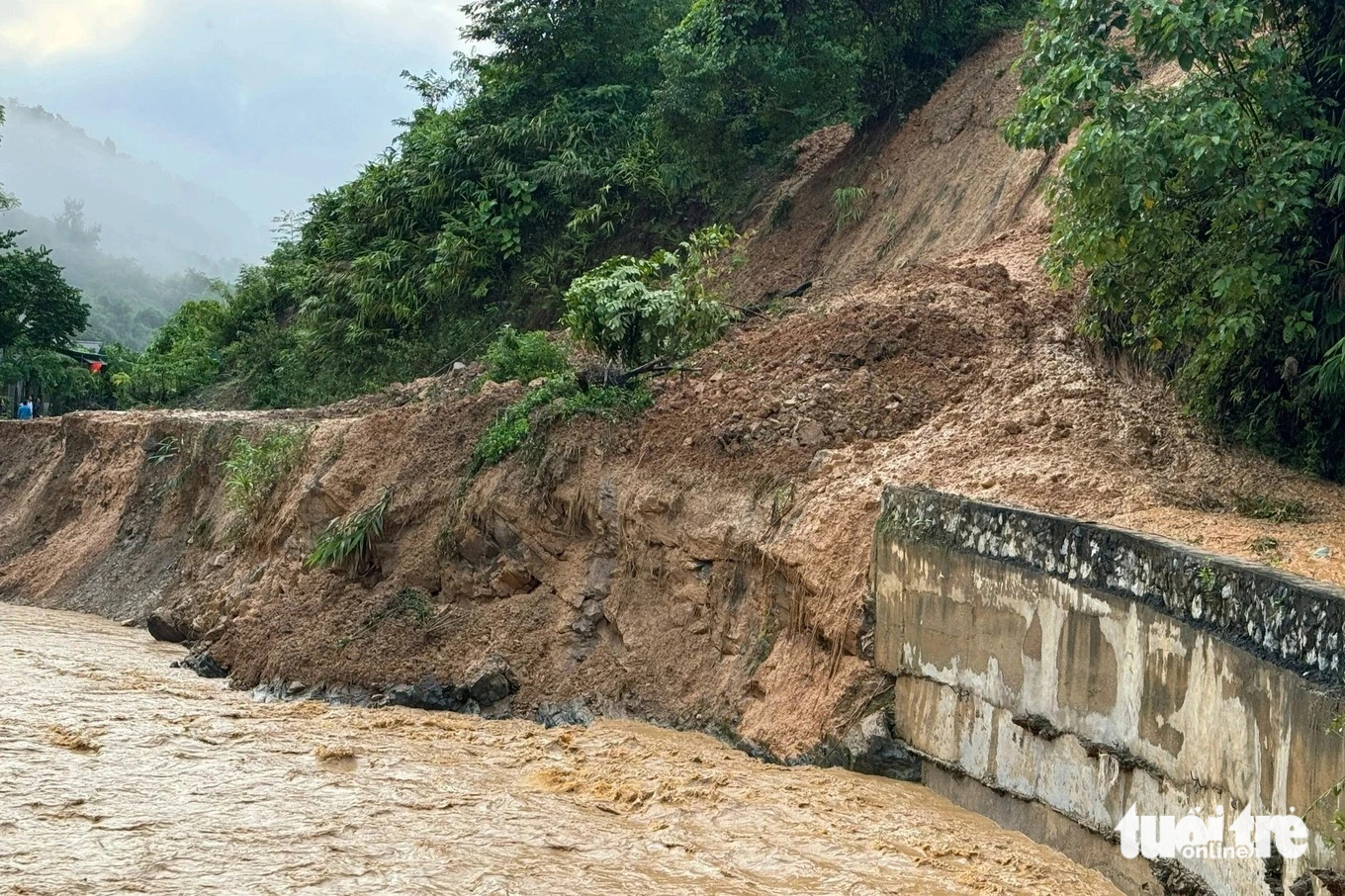 Học trò lội bùn tìm sách vở sau trận lũ ống trong đêm - Ảnh 6.