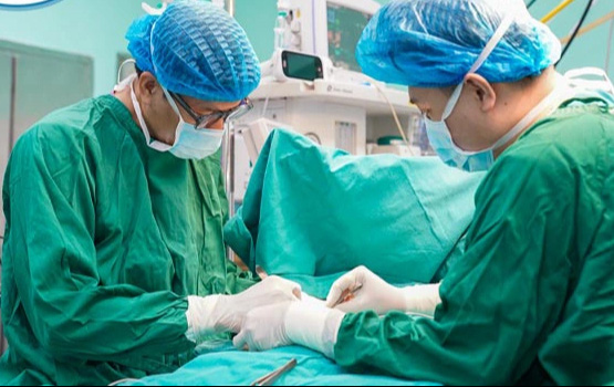 Nối liền búp ngón tay bị đứt rời cho bé gái do kẹt vào cửa - Ảnh 1. Nối liền búp ngón tay đứt rời cho bé gái bị kẹt tay vào cửa - Ảnh 1.