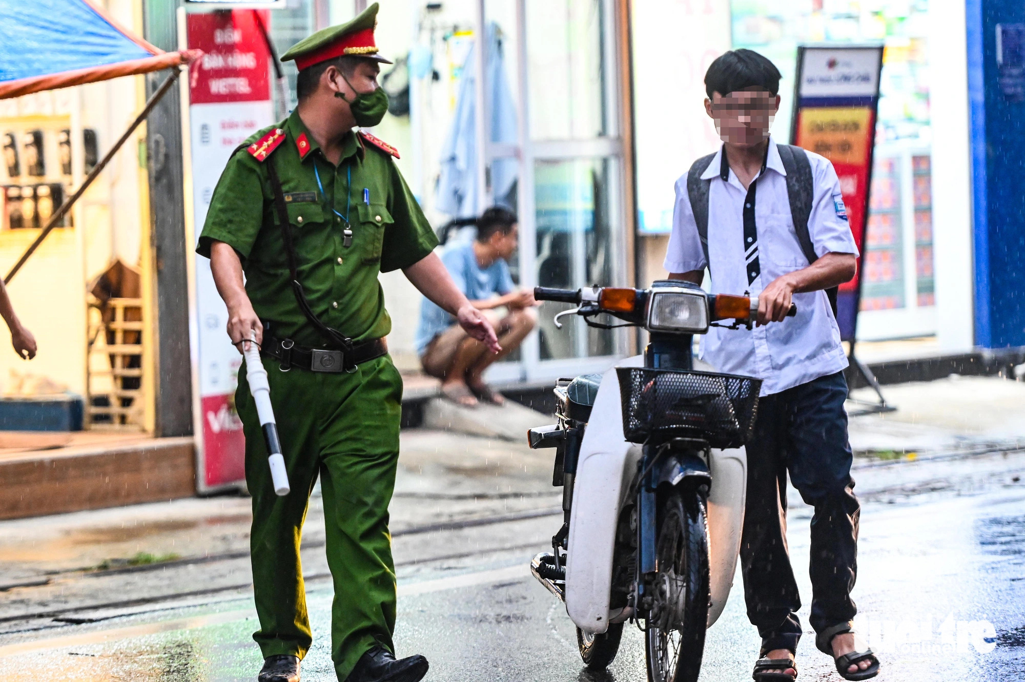 Cao điểm xử lý vi phạm giao thông với học sinh: Phụ huynh xếp hàng chờ cảnh sát lập biên bản - Ảnh 3.