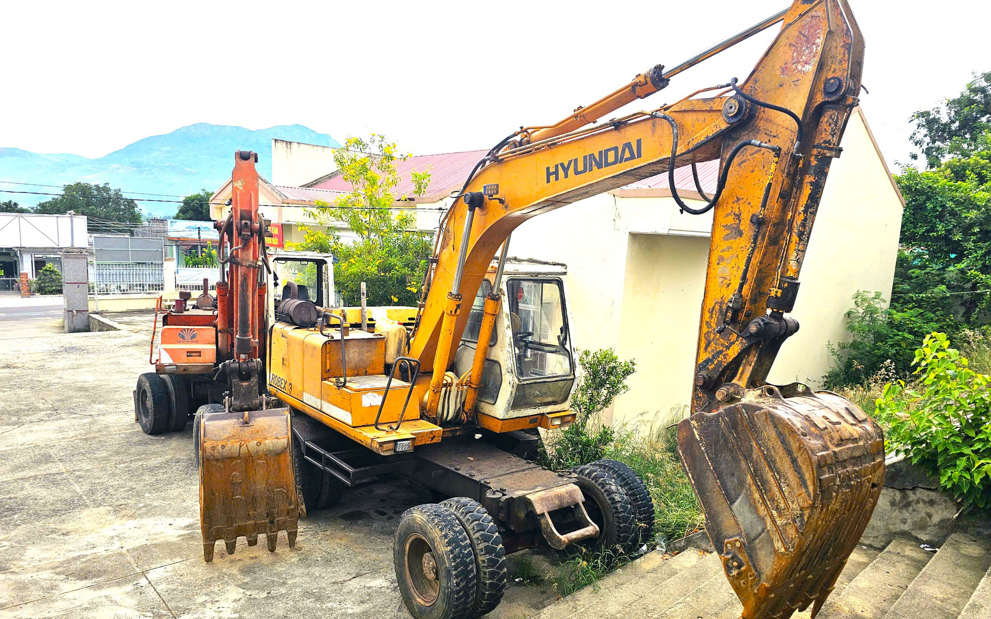 Vụ chủ khách sạn 'tố' bị lực lượng cưỡng chế tự ý bán tài sản: Đơn vị phá dỡ khách sạn nói gì? - Ảnh 2.