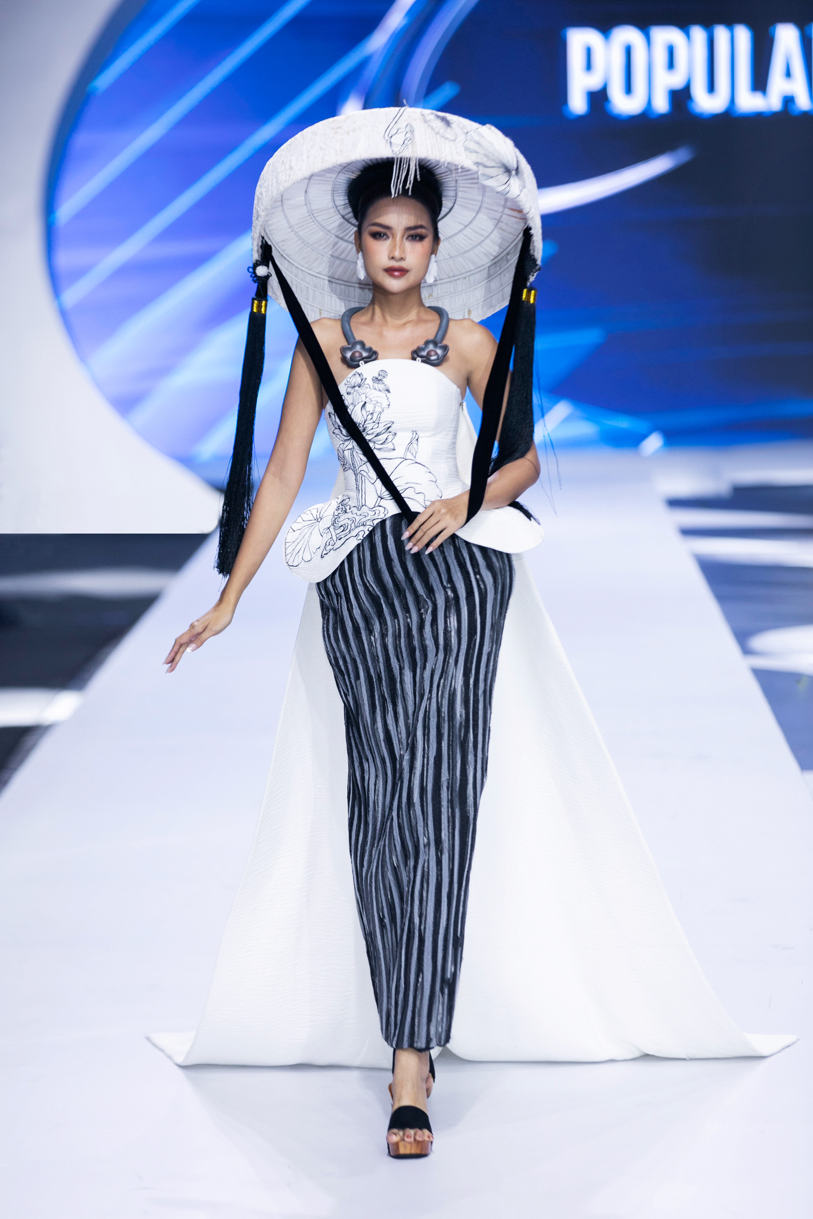 لانگ کان - عکس ۴. Long Kan mạo hiểm đưa đồ án tốt nghiệp lên sàn diễn chuyên nghiệp - Ảnh 3.