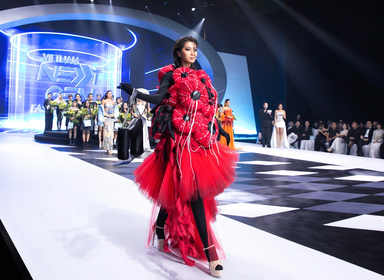 لانگ کان - عکس ۱. Long Kan mạo hiểm đưa đồ án tốt nghiệp lên sàn diễn chuyên nghiệp - Ảnh 1.