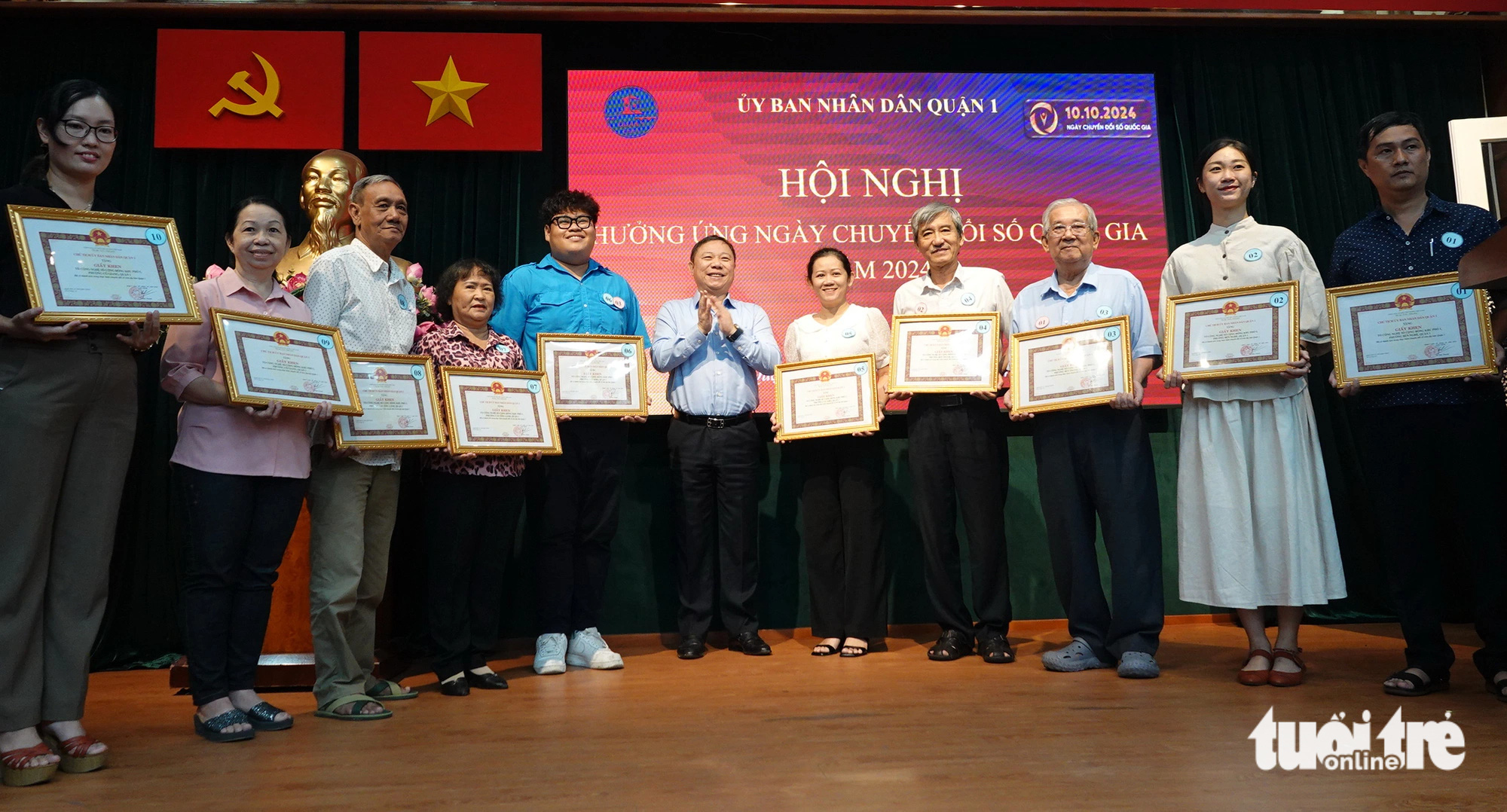 Quận 1 ra mắt ki ốt đăng ký khám bệnh thông minh - Ảnh 1.