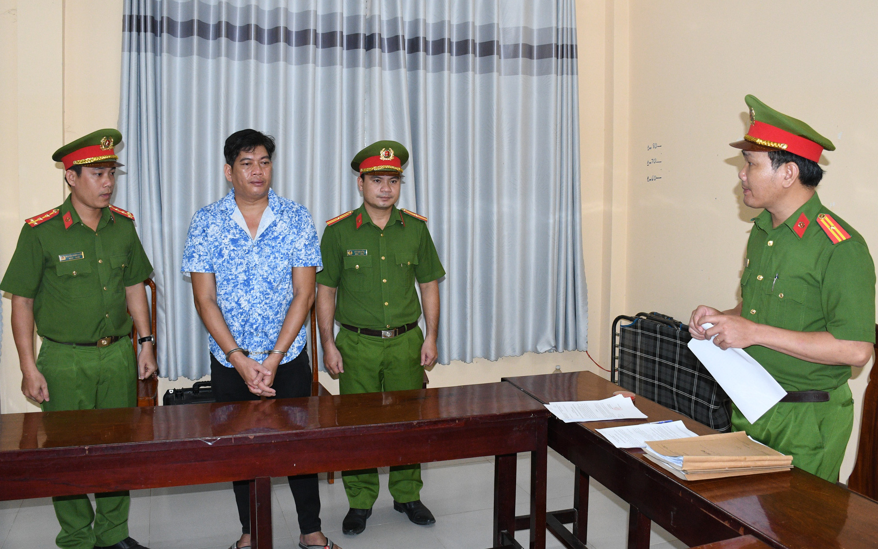 Con gái bị phạt 4,2 triệu đồng, bố lên mạng 'chửi' công an và bị phạt thêm 7,5 triệu đồng - Ảnh 2.