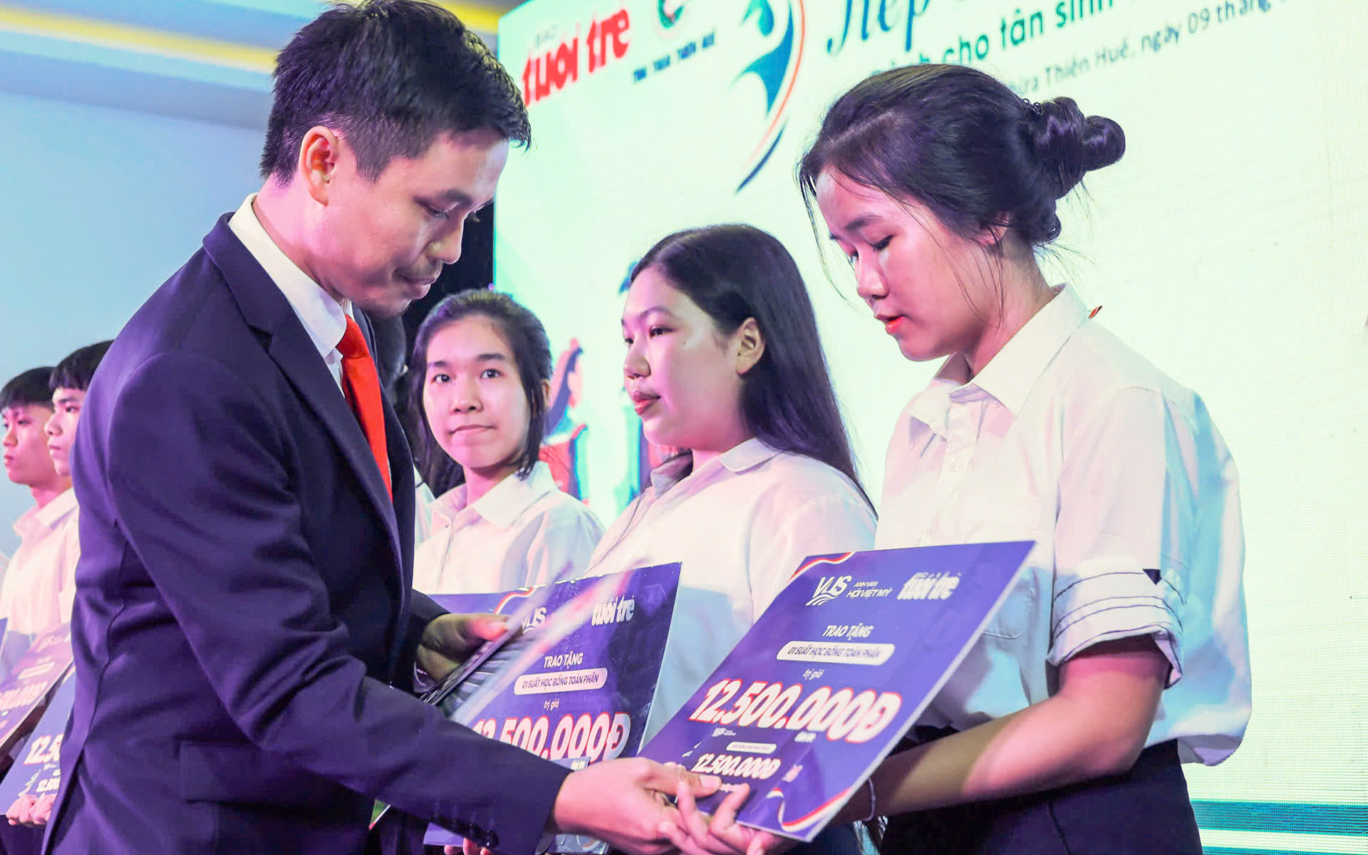 34 tân sinh viên được miễn học phí 4 năm đại học, cấp thêm học bổng - Ảnh 2.