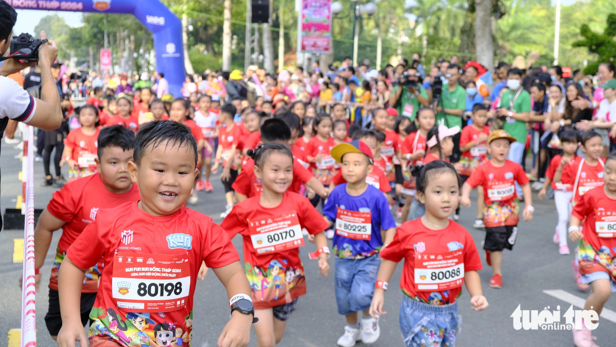 Khai mạc giải marathon đất sen hồng dưới trời mưa - Ảnh 3.