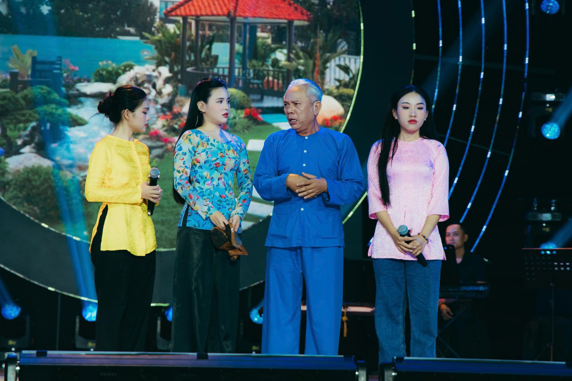 Hoai Linh przebrana za kobietę, by zagrać żonę Dau w występie na żywo adoptowanego syna piosenkarki Phi Nhunga - zdjęcie 2. Hoài Linh giả gái đóng vợ thằng Đậu trong live show của con nuôi ca sĩ Phi Nhung - Ảnh 2.