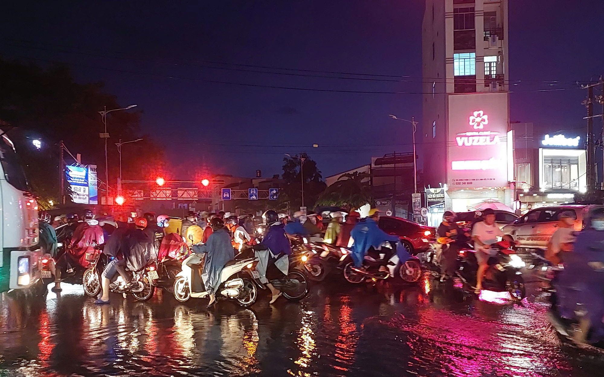 Ngày thứ 2 Cần Thơ ngập như sông do mưa lớn - Ảnh 5.