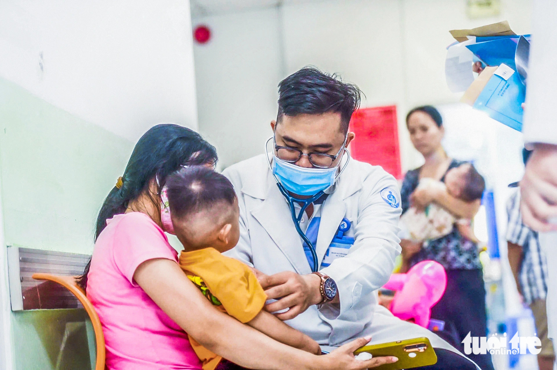 Số bệnh nhi khám, nhập viện vì bệnh hô hấp tiếp tục tăng - Ảnh 1. Số bệnh nhi khám, nhập viện do mắc bệnh hô hấp tiếp tục gia tăng - Ảnh 1.
