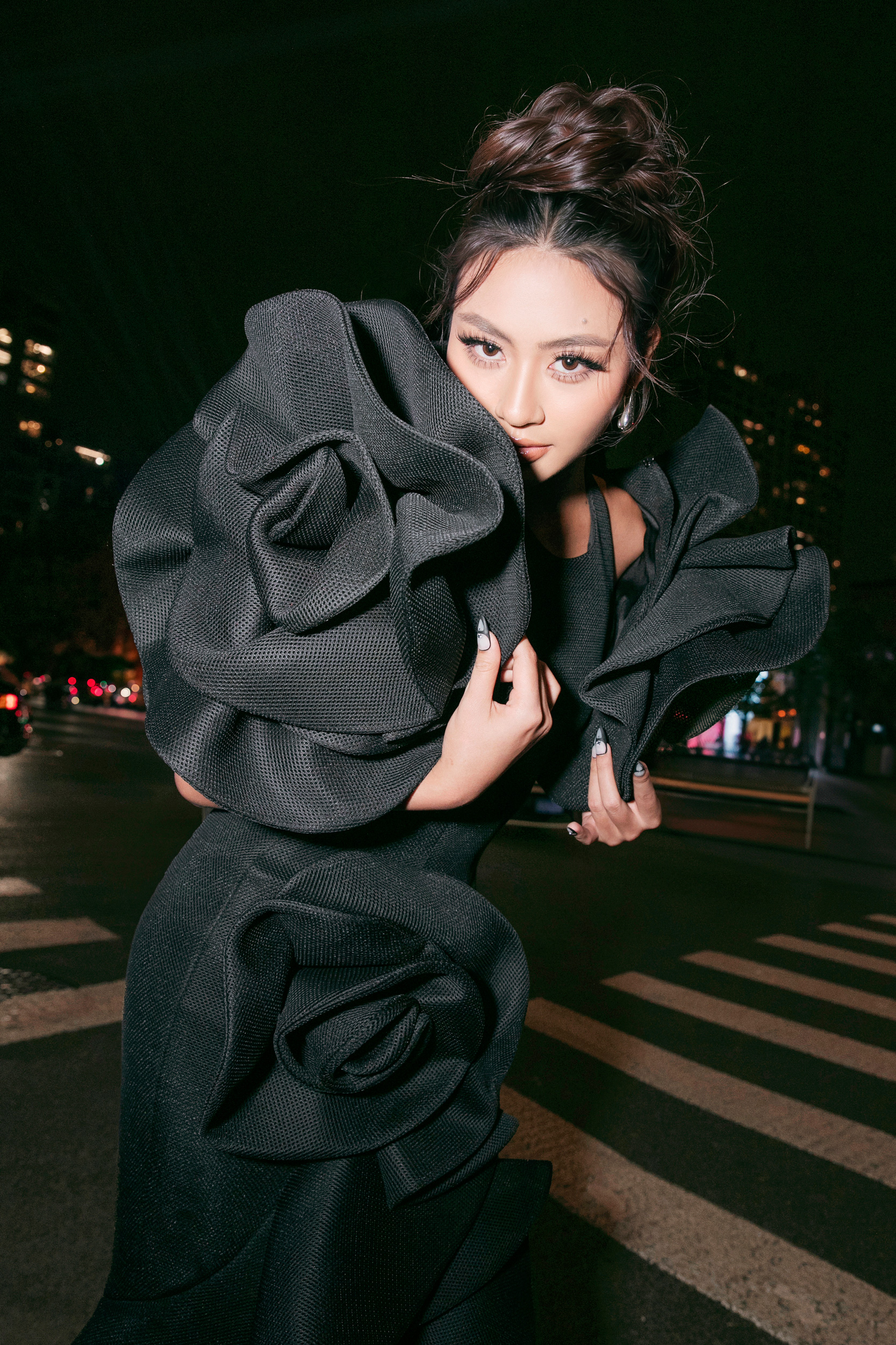 मिस यूनिवर्स थाईलैंड और लूनास समूह ने शंघाई में डो मान्ह कुओंग के फैशन शो में भाग लिया - फोटो 5. Hoa hậu Hoàn vũ Thái Lan, nhóm LUNAS gặp nhau ở show thời trang Đỗ Mạnh Cường tại Thượng Hải - Ảnh 4.