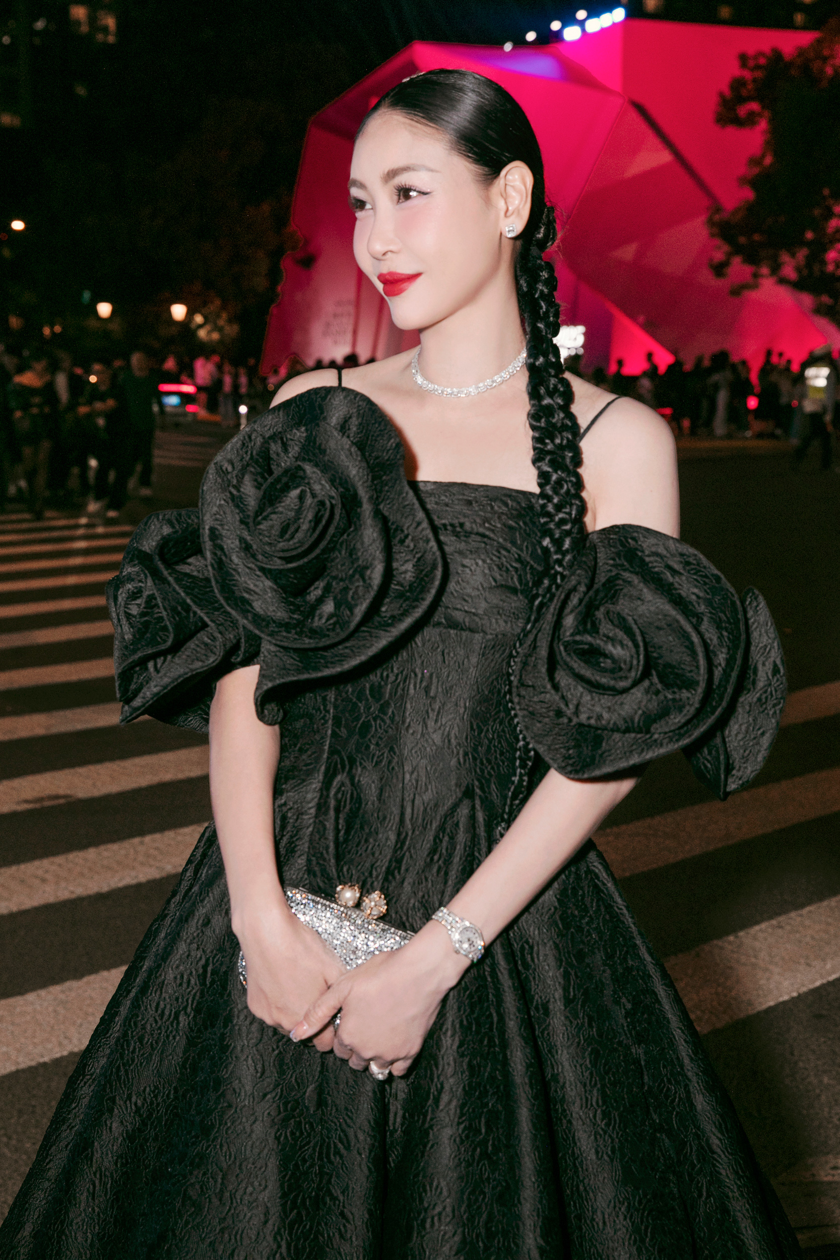 मिस यूनिवर्स थाईलैंड, लूनास समूह शंघाई में डो मान्ह कुओंग के फैशन शो में शामिल हुए - फोटो 4. Hoa hậu Hoàn vũ Thái Lan, nhóm LUNAS hội ngộ ở show thời trang của Đỗ Mạnh Cường tại Thượng Hải - Ảnh 4.