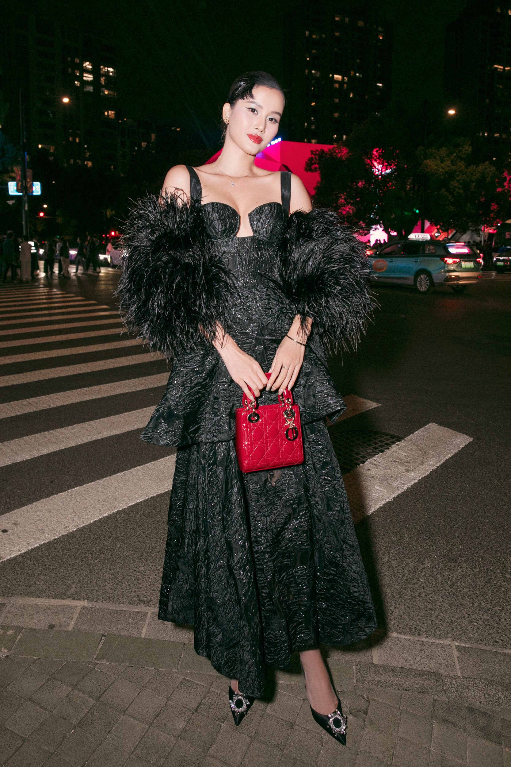 मिस यूनिवर्स थाईलैंड, लूनास समूह शंघाई में डो मान्ह कुओंग के फैशन शो में शामिल हुए - फोटो 7. Hoa hậu Hoàn vũ Thái Lan, nhóm LUNAS hội ngộ ở show thời trang của Đỗ Mạnh Cường tại Thượng Hải - Ảnh 7.