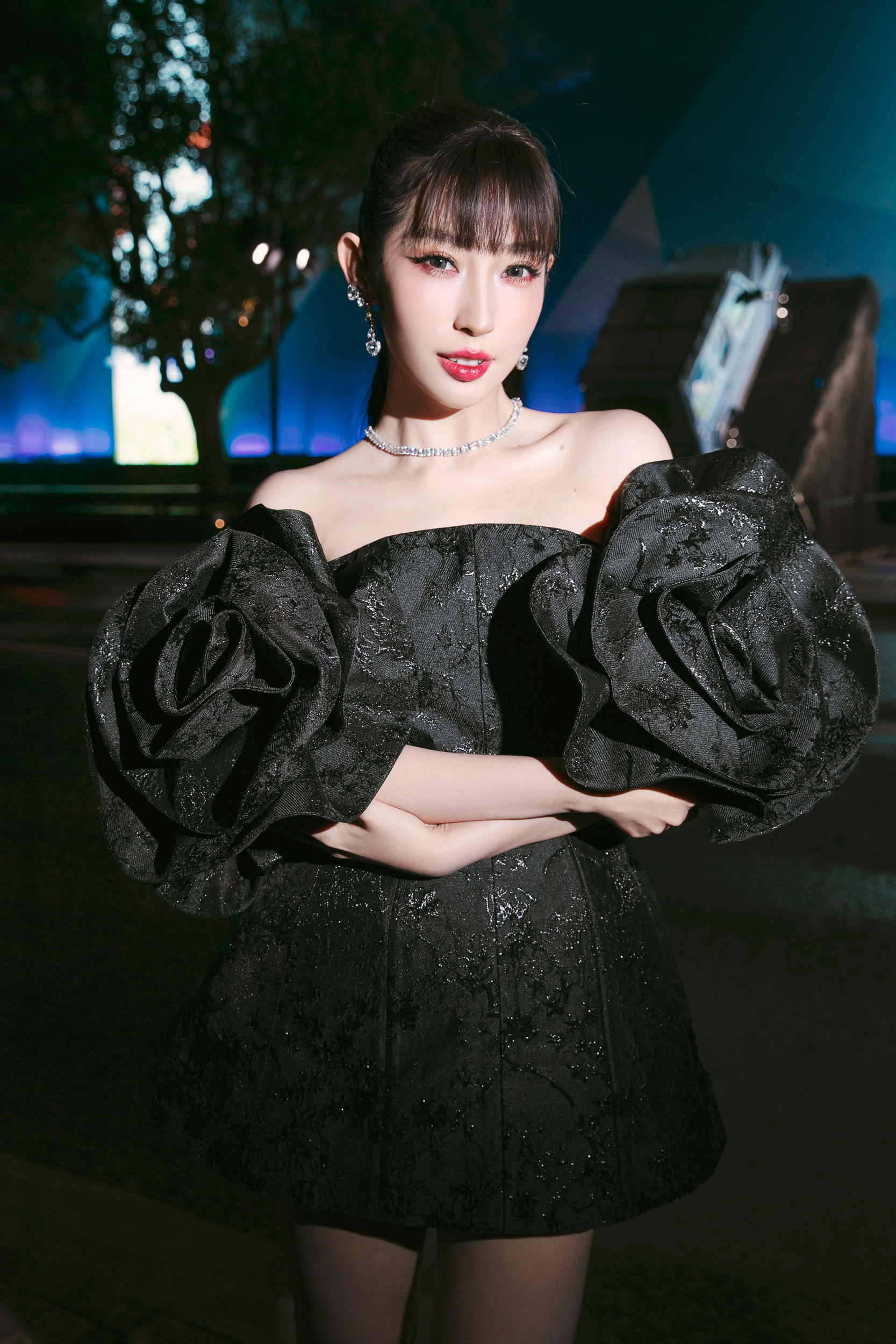 मिस यूनिवर्स थाईलैंड, लूनास समूह शंघाई में डो मान्ह कुओंग के फैशन शो में शामिल हुए - फोटो 12. Hoa hậu Hoàn vũ Thái Lan, nhóm LUNAS dự show thời trang của Đỗ Mạnh Cường tại Thượng Hải - Ảnh 12.