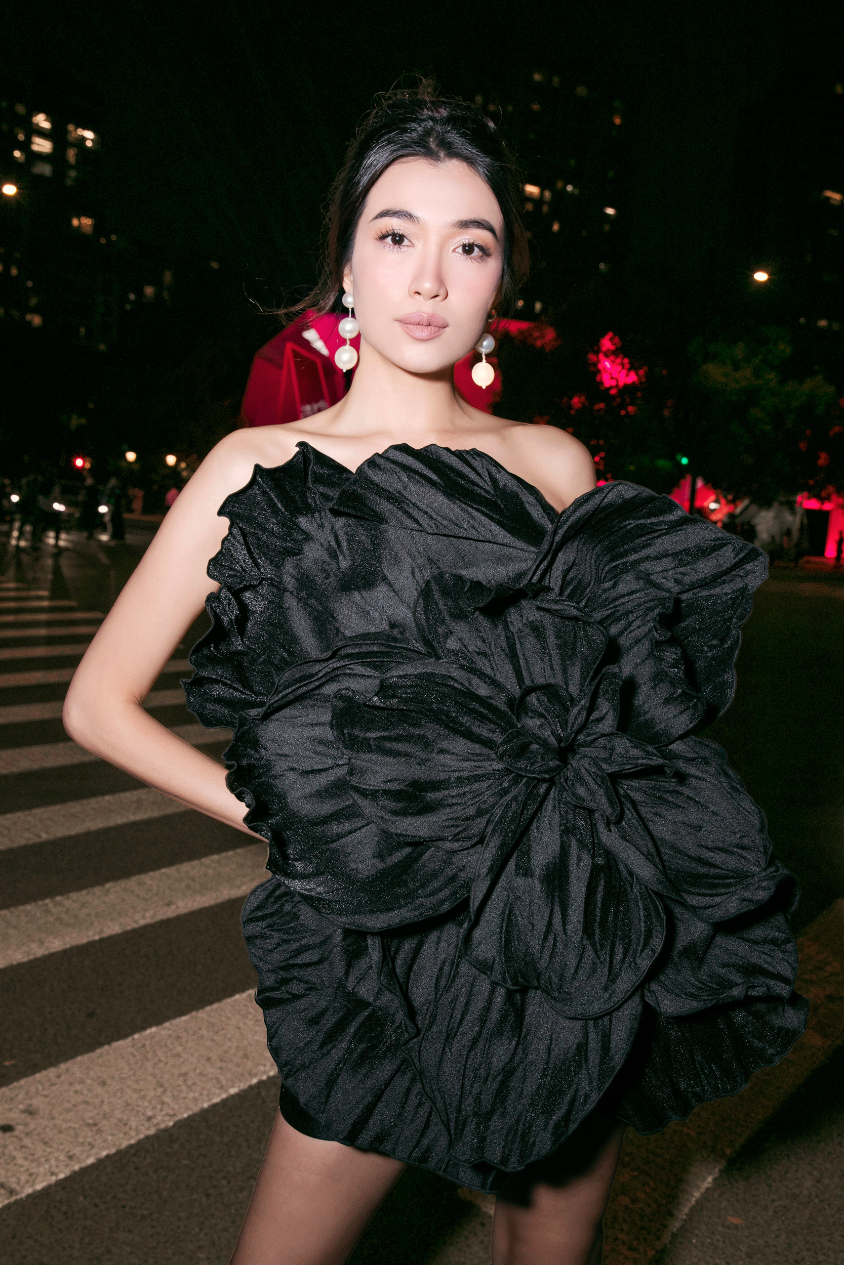 मिस यूनिवर्स थाईलैंड, लूनास समूह शंघाई में डो मान्ह कुओंग के फैशन शो में शामिल हुए - फोटो 8. Hoa hậu Hoàn vũ Thái Lan, nhóm LUNAS hội ngộ ở show thời trang của Đỗ Mạnh Cường tại Thượng Hải - Ảnh 8.