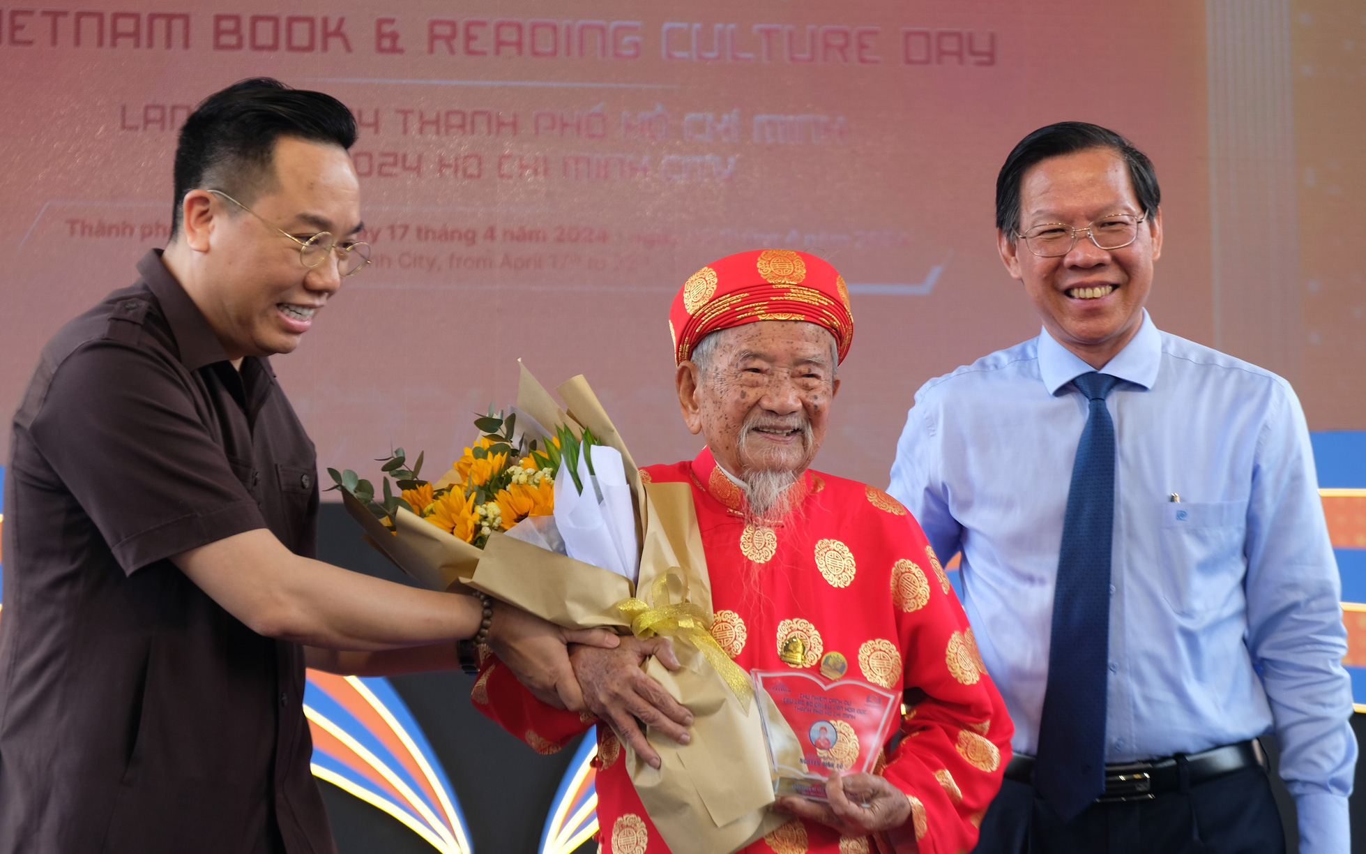 104 tuổi, nhà nghiên cứu Nguyễn Đình Tư được trao Giải thưởng Sách quốc gia lần thứ hai - Ảnh 1.