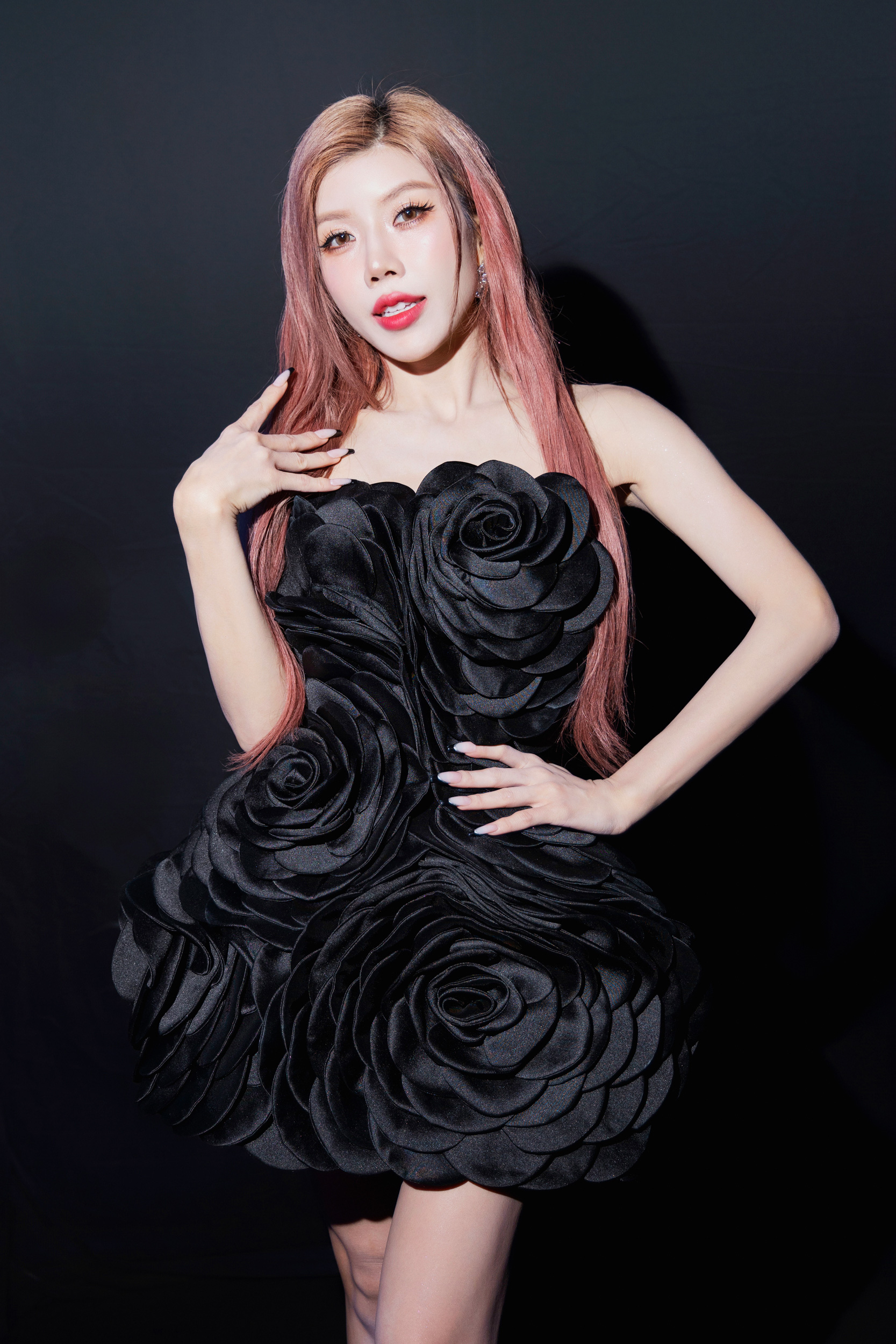 मिस यूनिवर्स थाईलैंड, लूनास समूह शंघाई में दो मान कुओंग के फैशन शो में शामिल हुए - फोटो 11. Hoa hậu Hoàn vũ Thái Lan, nhóm LUNAS dự show thời trang của Đỗ Mạnh Cường tại Thượng Hải - Ảnh 11.