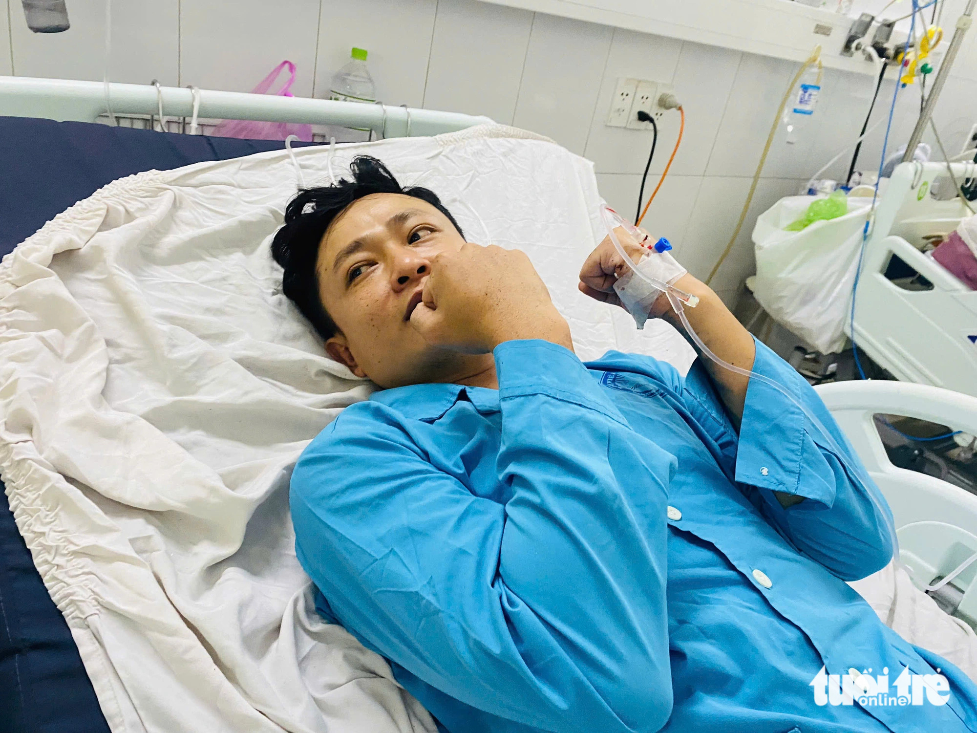 Tư thế ôm chiếc ba lô giúp người câu cá thoát chết sau 32 giờ trên biển - Ảnh 1.