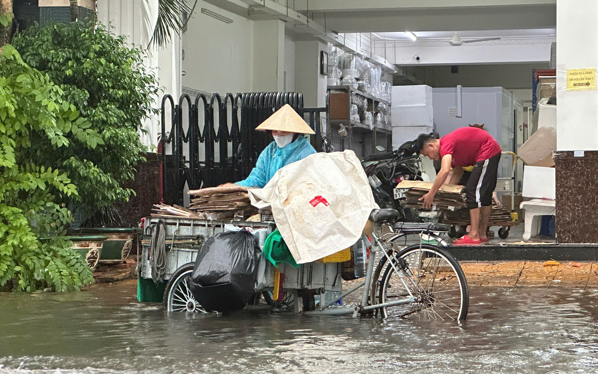 Thời tiết hôm nay 16-10: Nam Bộ và Tây Nguyên mưa to, dông lốc nguy hiểm - Ảnh 2.