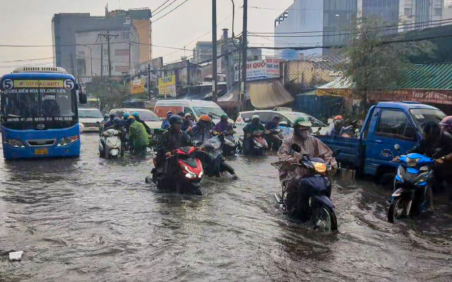 9 tháng đầu năm, toàn TP.HCM có 30 tuyến đường ngập khi mưa - Ảnh 1.