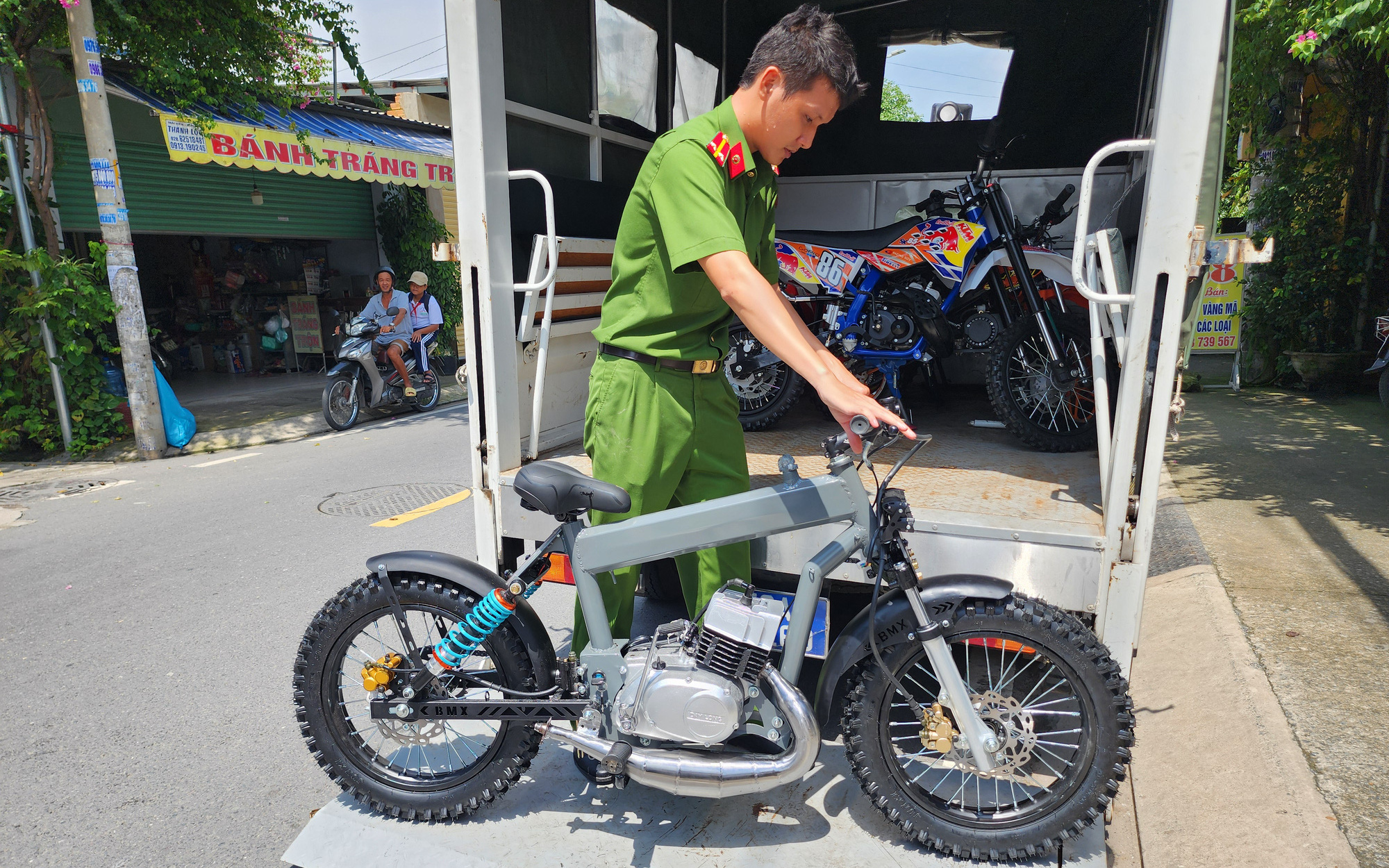 Phòng CSGT TP.HCM cảnh báo nguy hiểm từ xe 'cào cào bay' xe tự lắp ráp - Ảnh 4.