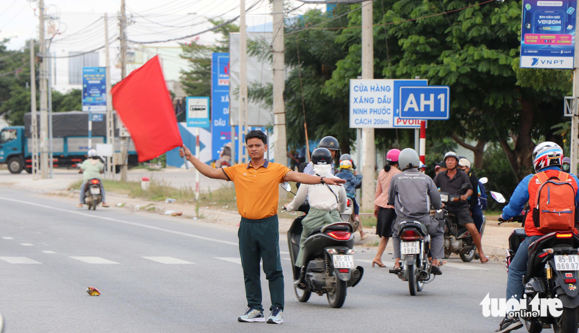 Hết buổi dạy, thầy cô giáo ra quốc lộ 1 cầm cờ 'xin đường' cho học sinh - Ảnh 3.