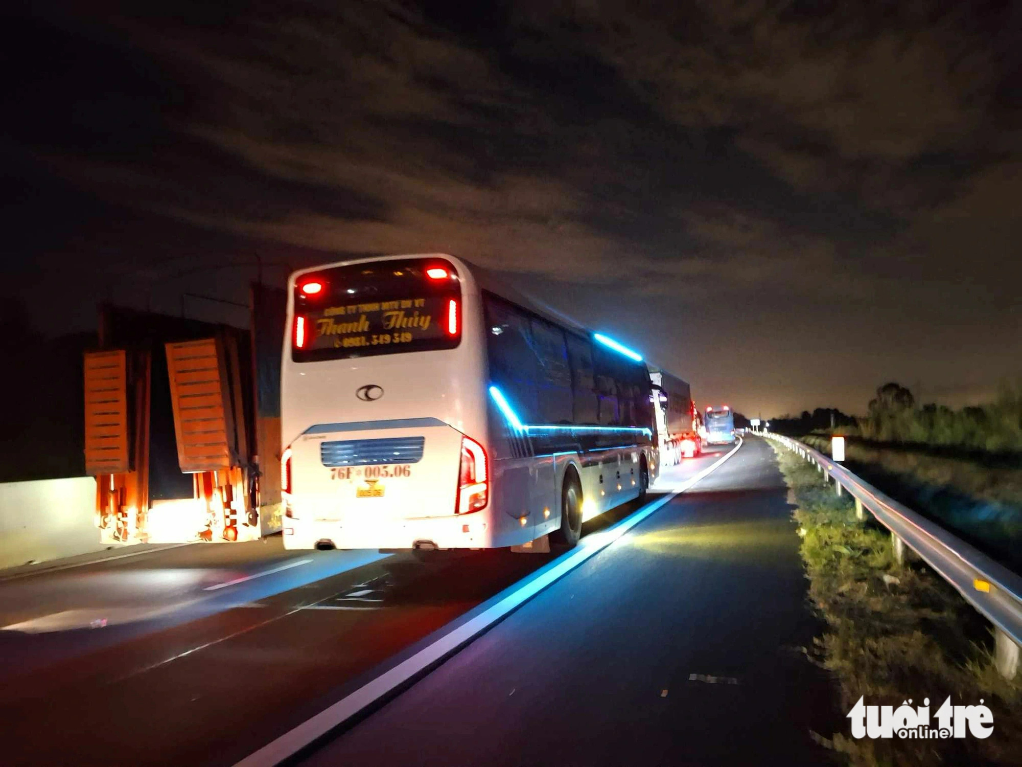 Xe giường nằm cháy trơ khung, cao tốc Phan Thiết - Dầu Giây kẹt cứng nhiều cây số - Ảnh 5.