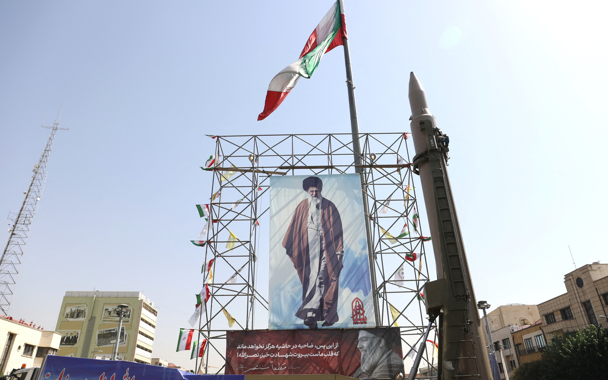 Iran trình làng tên lửa đạn đạo mới nhằm phô trương sức mạnh - Ảnh 1.